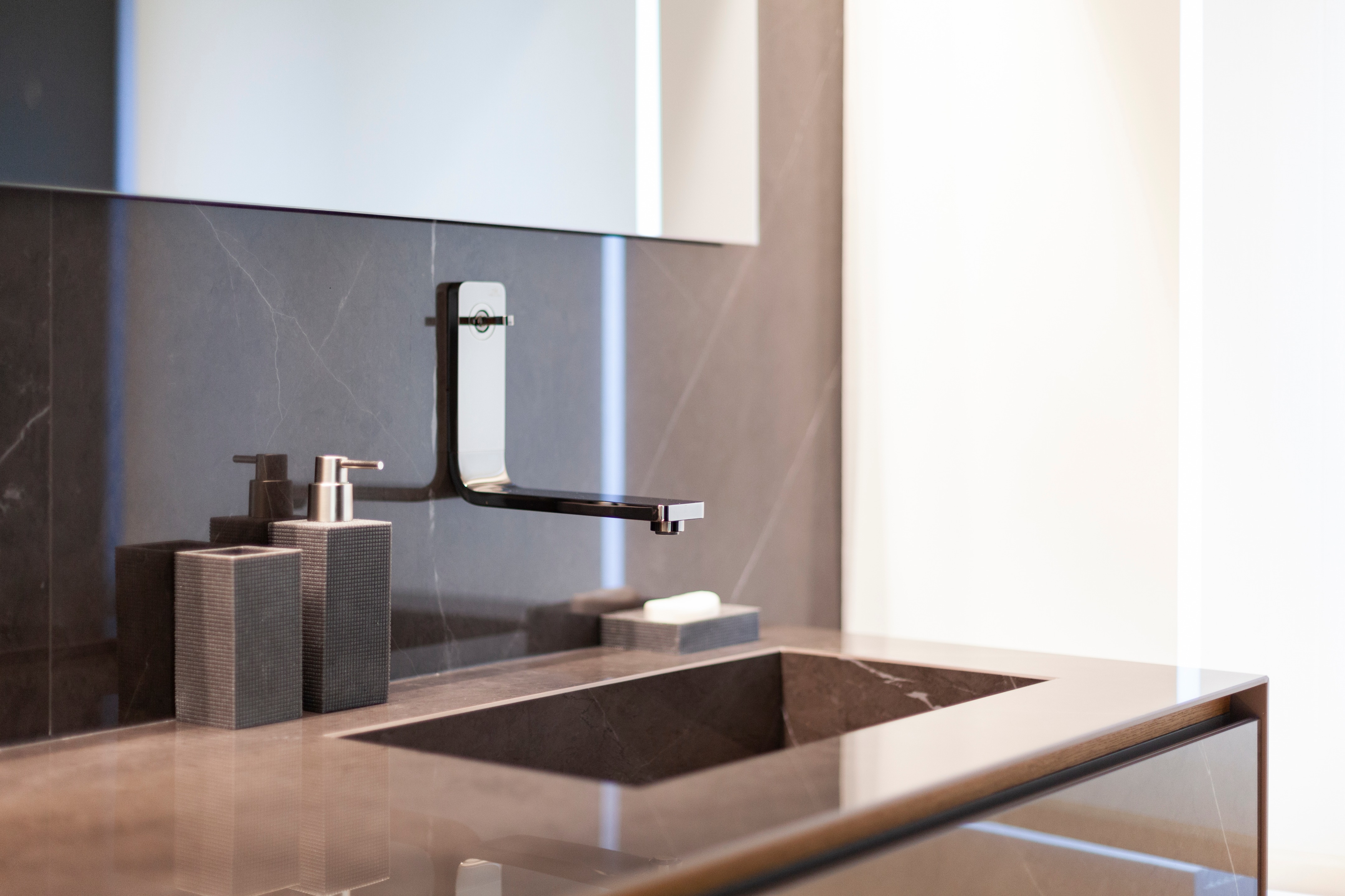 极简风格顶层公寓，温暖木质地板与经典黑白浴室设计-22