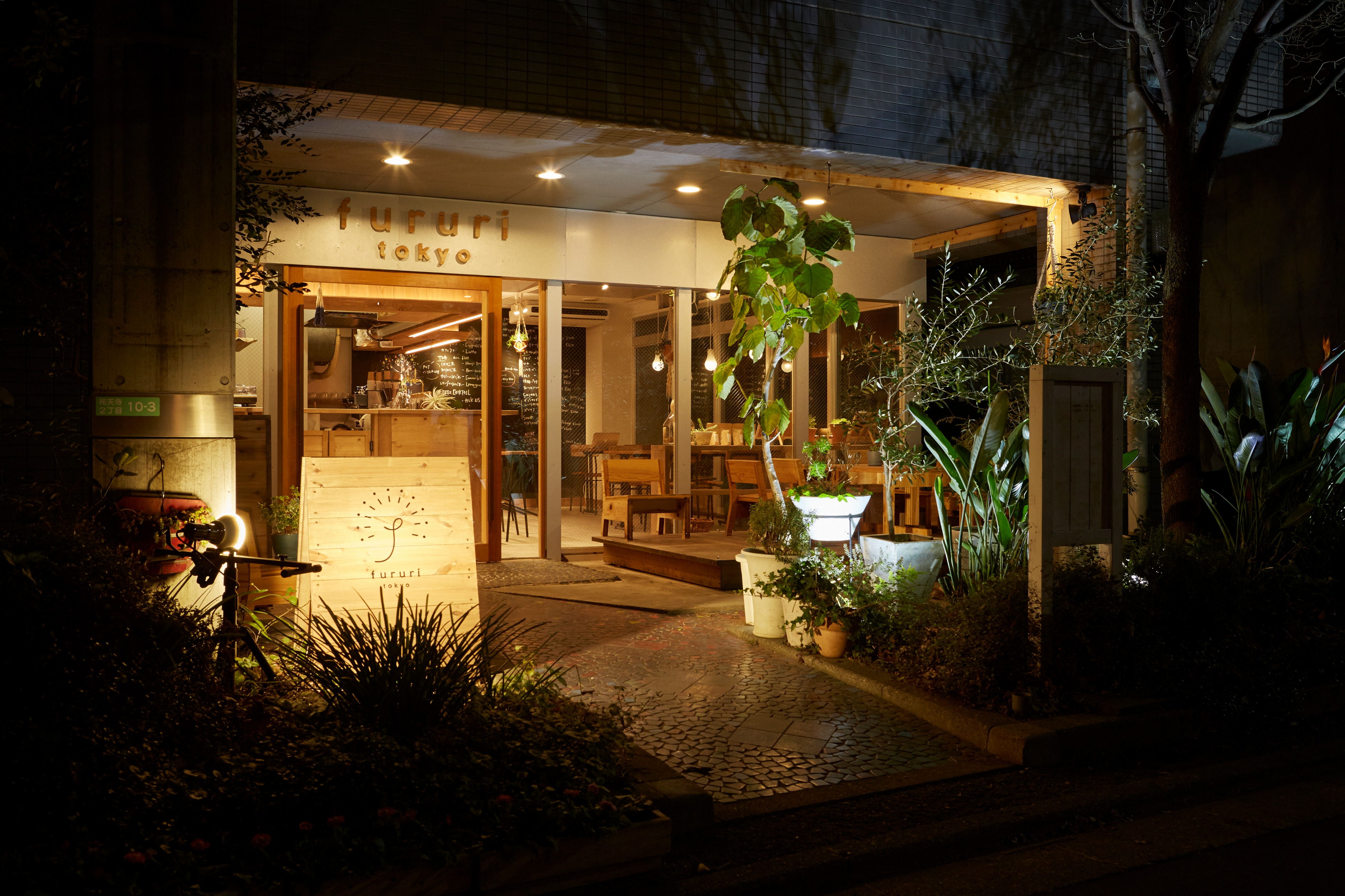 东京潮流地段的环保咖啡馆设计-6