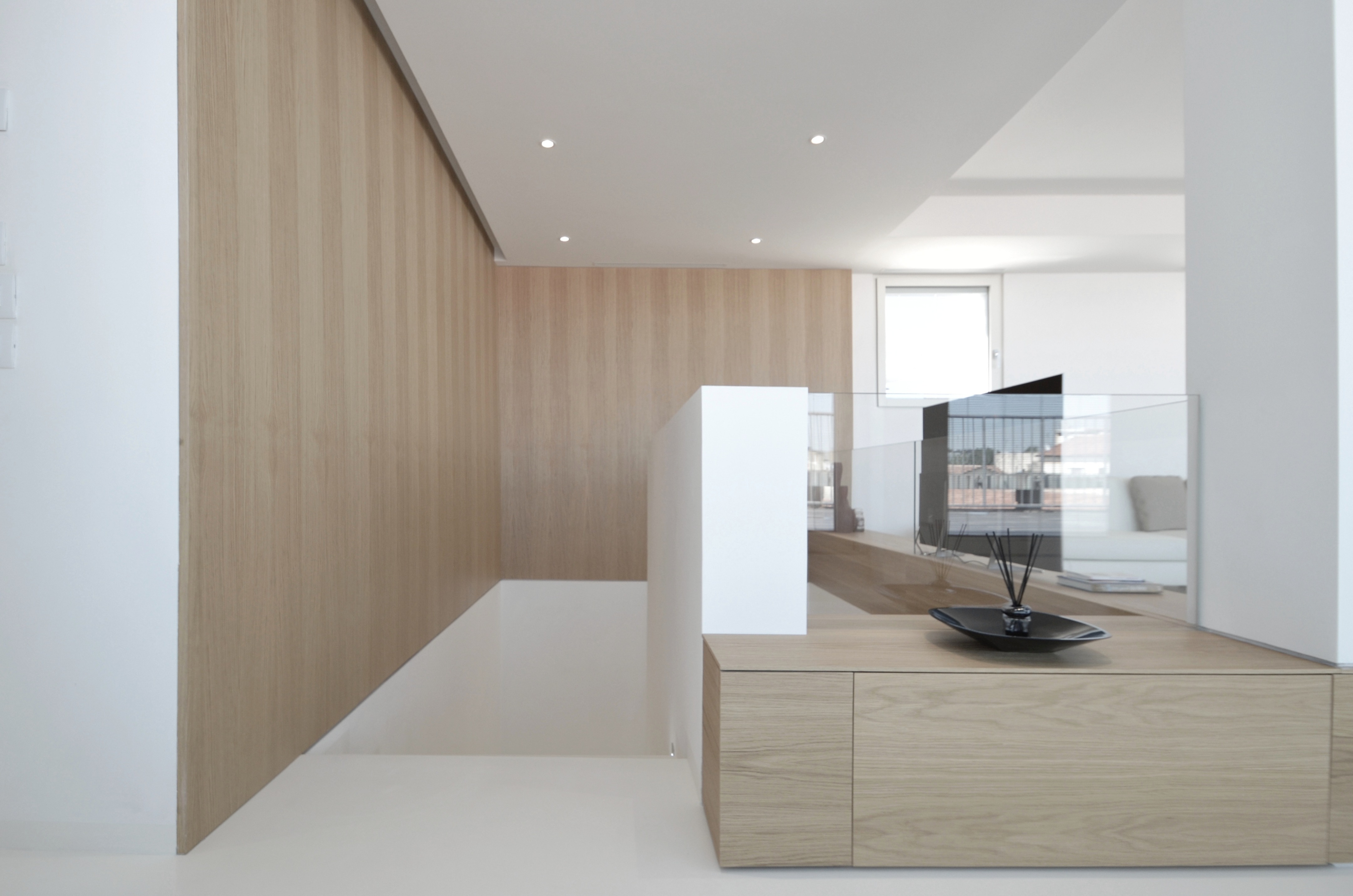 简约白色调，城市美景尽收眼底-0