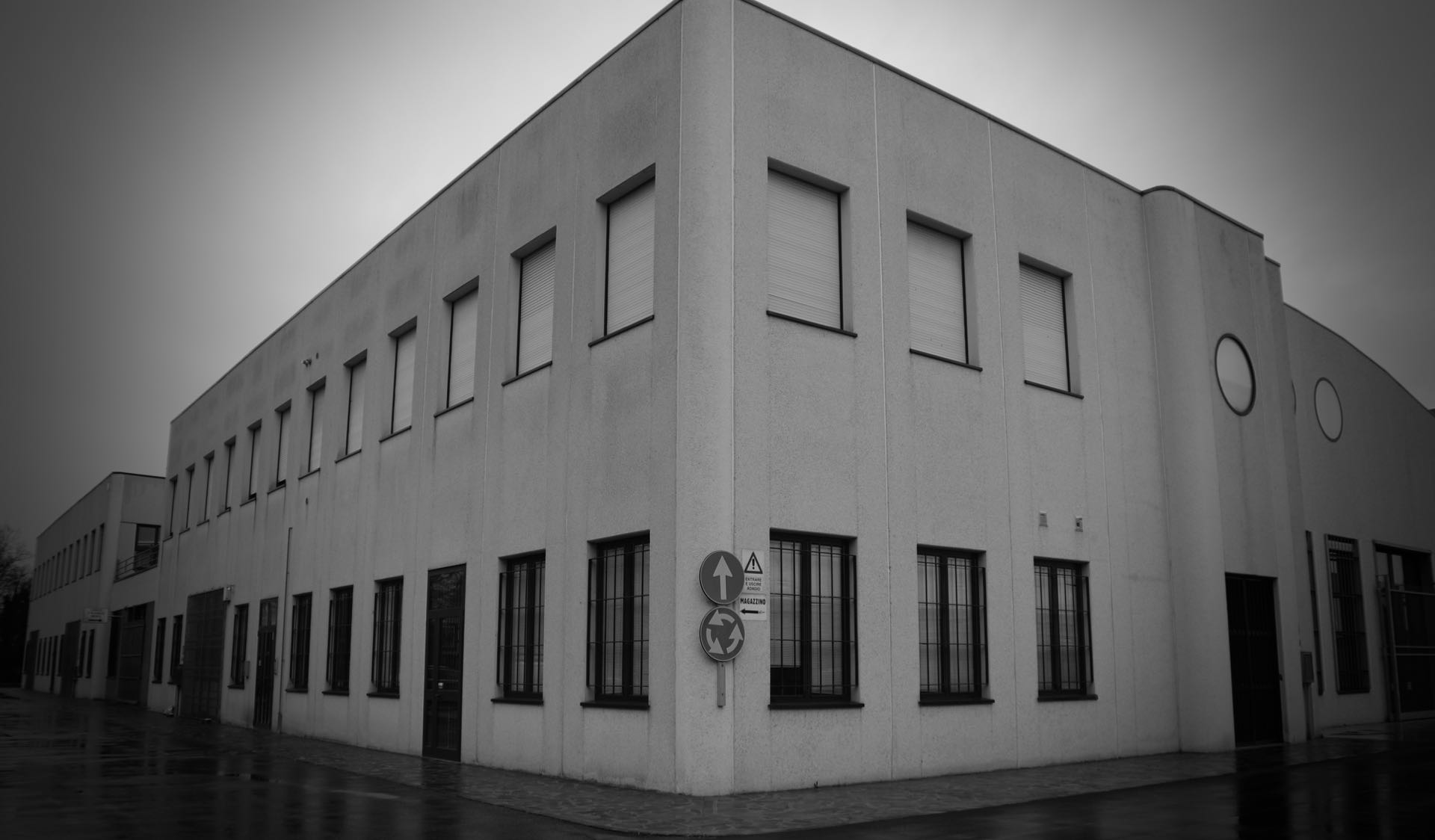 意大利 Polmac 公司总部工厂室内设计案例-1