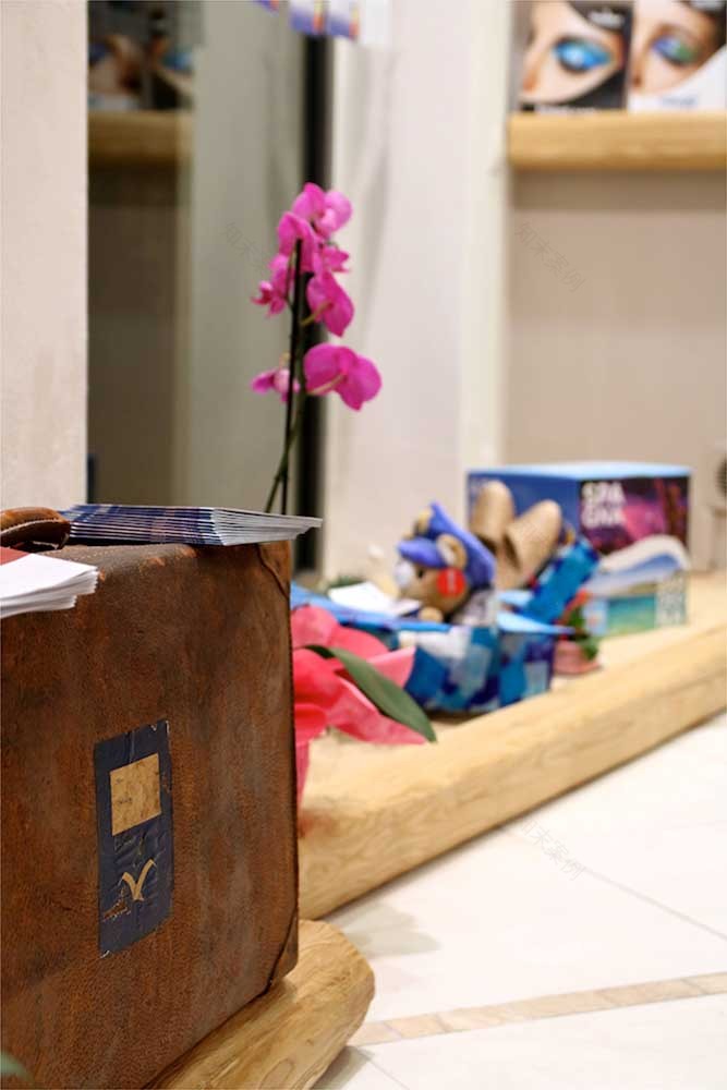 定制化木饰打造私密旅游咨询空间-12