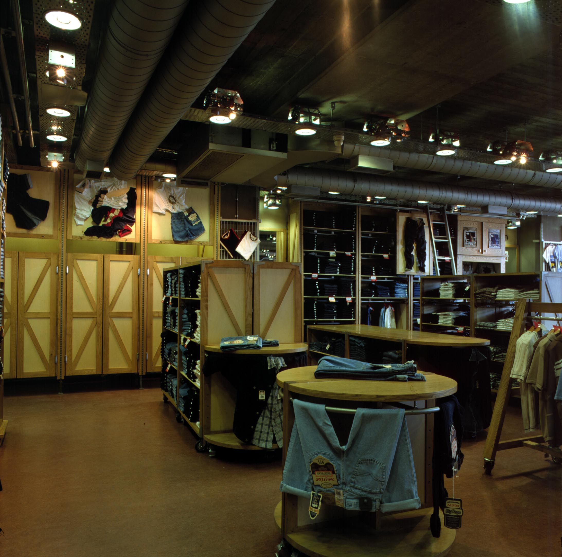 1997 年摩托牛仔裤店概念设计-13