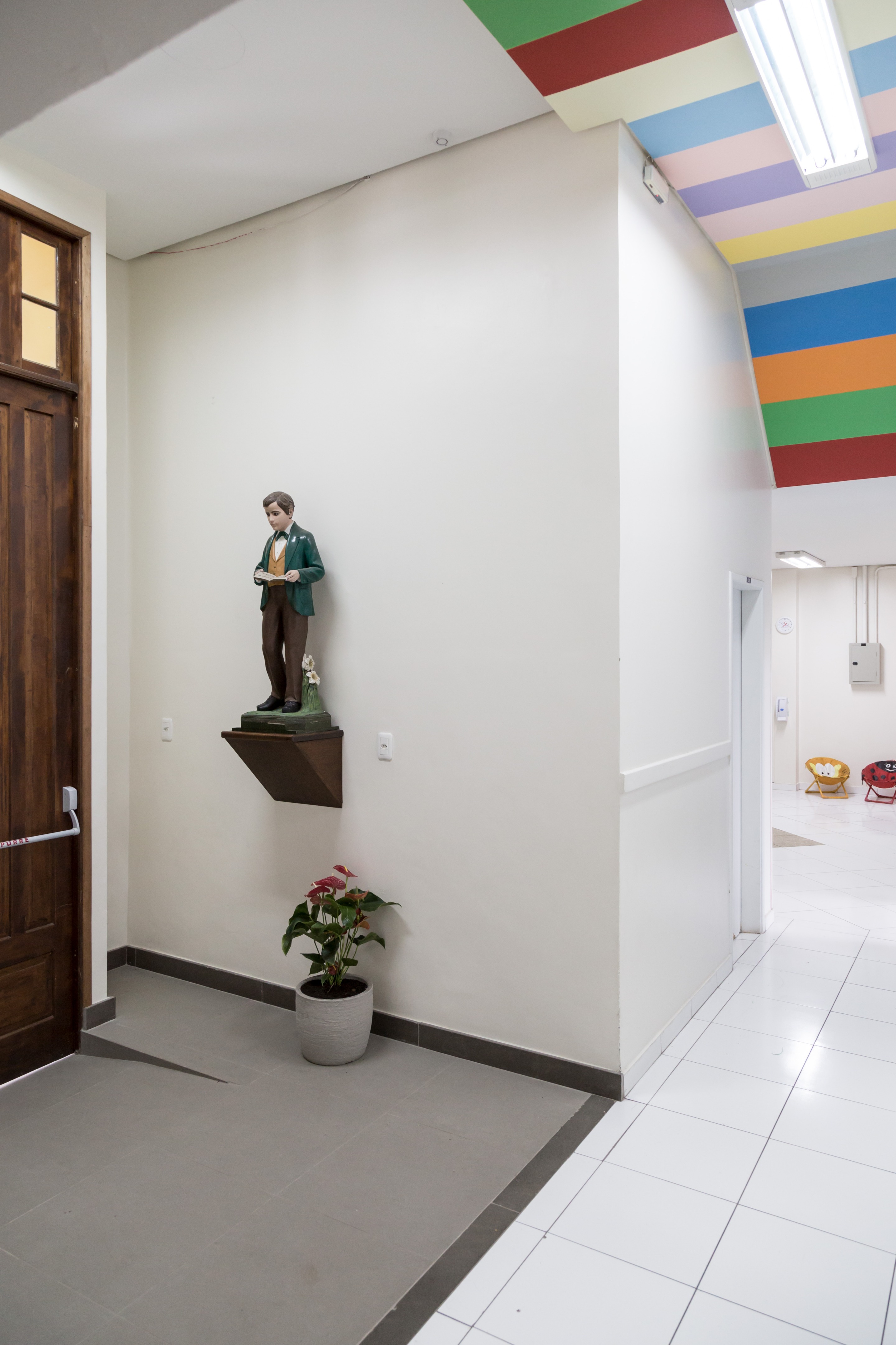 巴西幼儿园色彩斑斓的空间设计-52