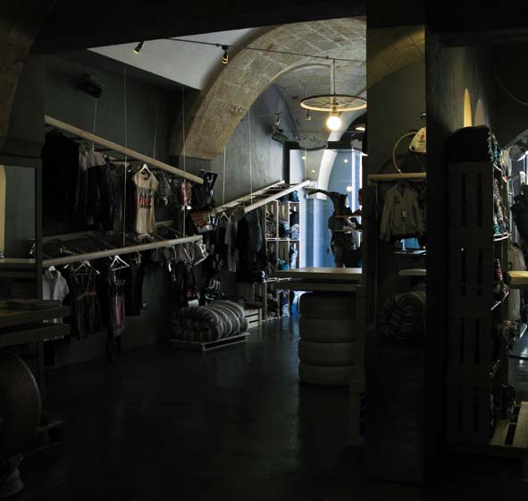 废旧车间变时尚商店的创意重生-15