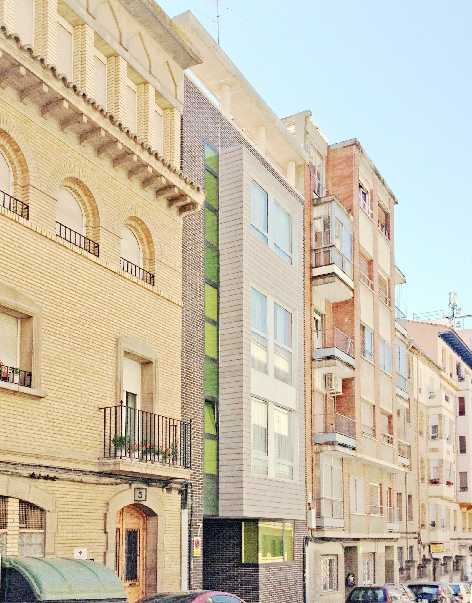 城市夹缝中的精致公寓楼-5