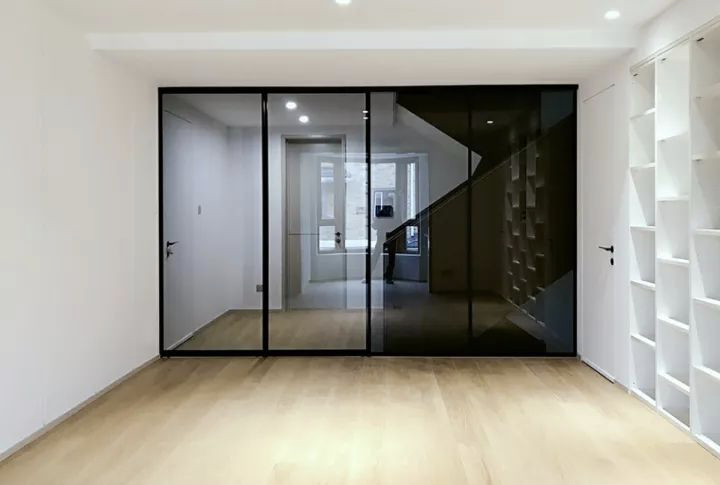 黑色调玻璃隔断打造现代复式公寓-11