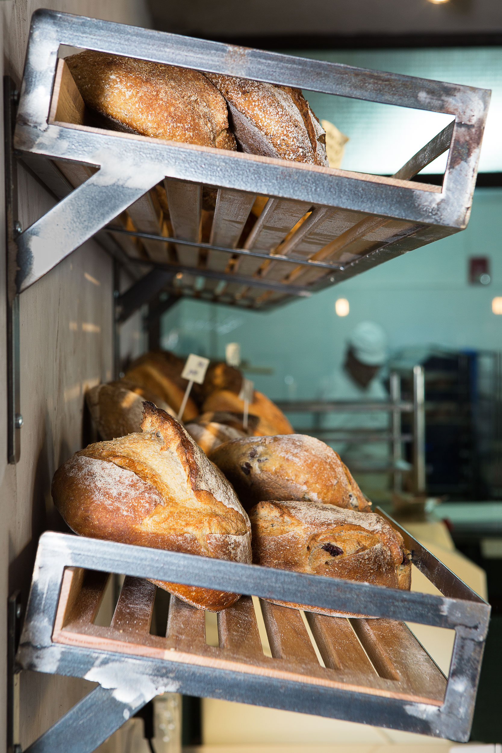 金属木质元素打造的现代烘焙咖啡厅-14