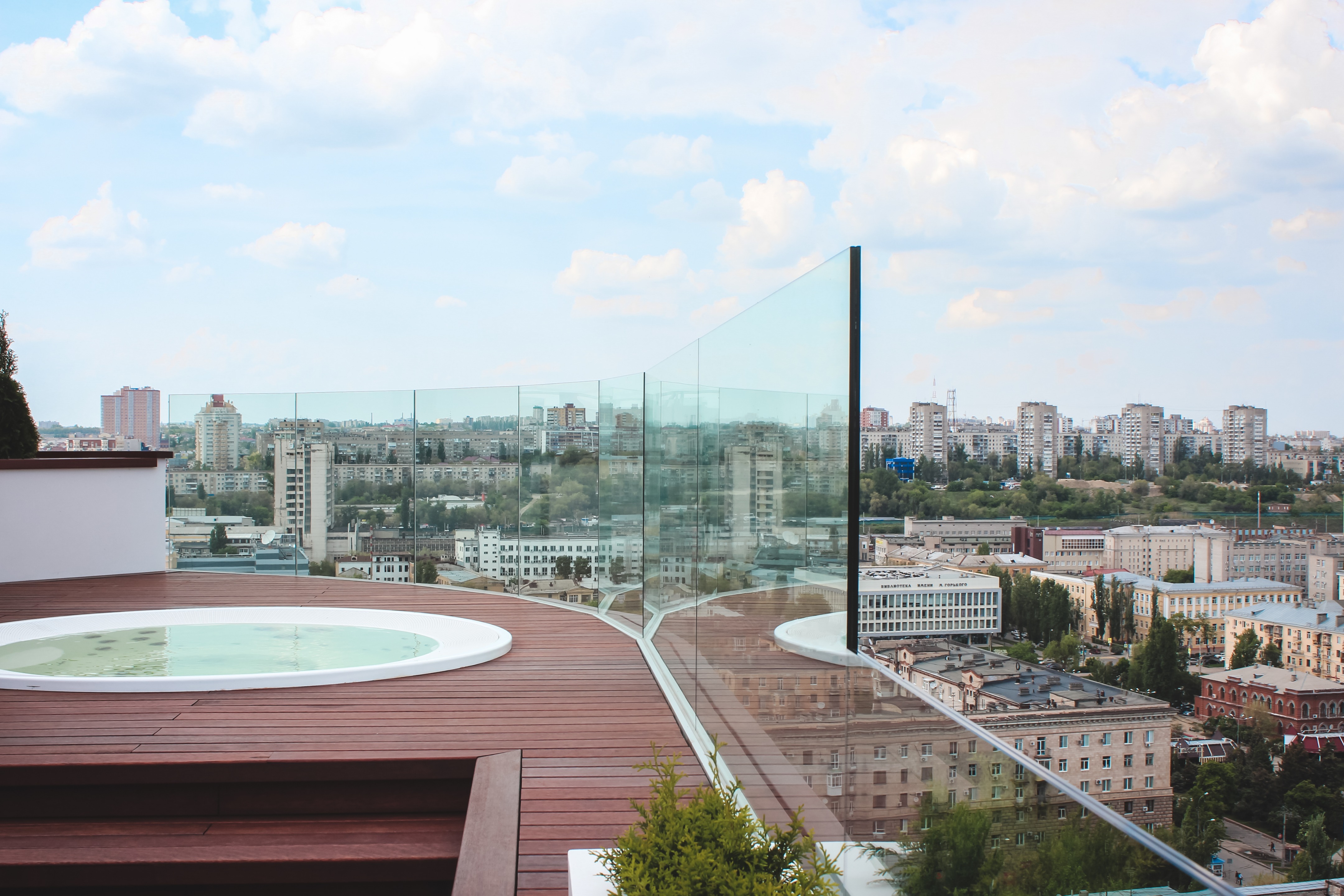 2011 年完工的无框玻璃露台设计-1