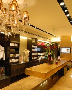 历史中心精致融合风格，金叶点缀 EMOZIONI boutique