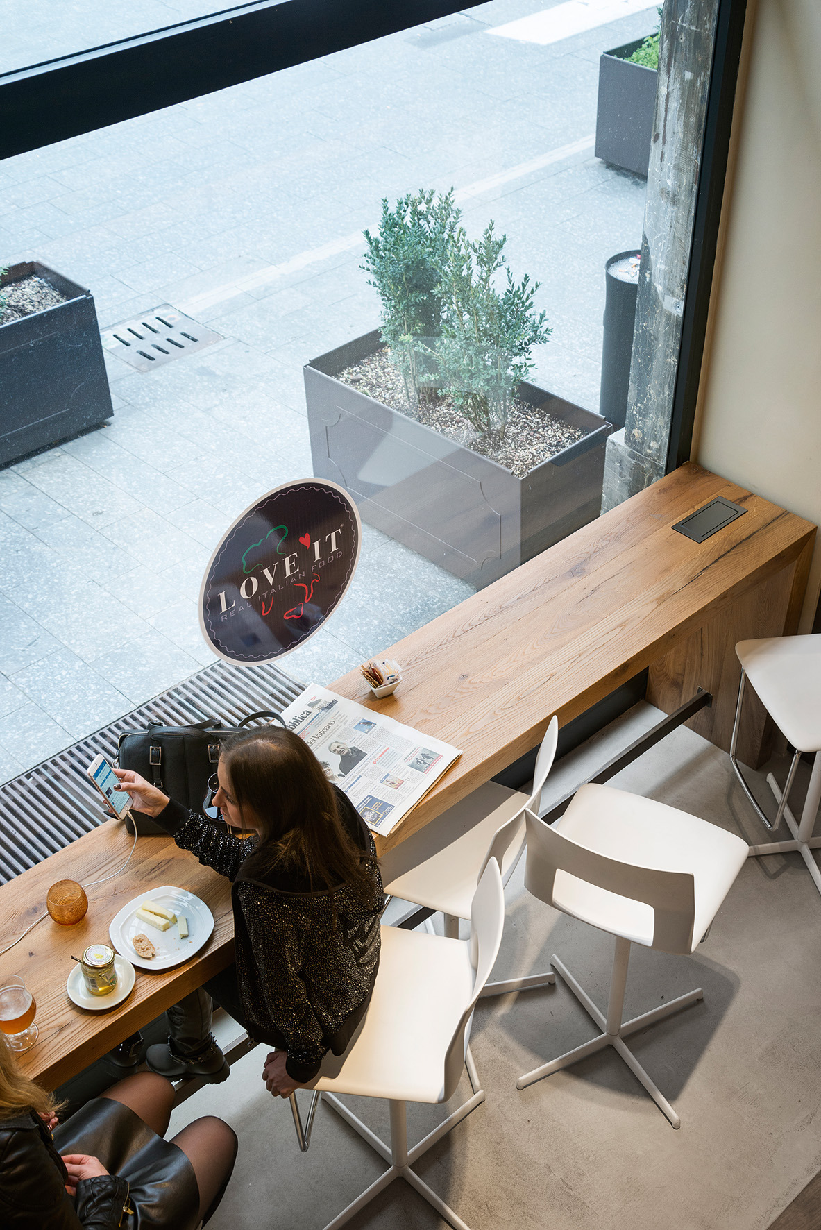 米兰“Love it”旗舰店,美食体验的室内设计盛宴-6