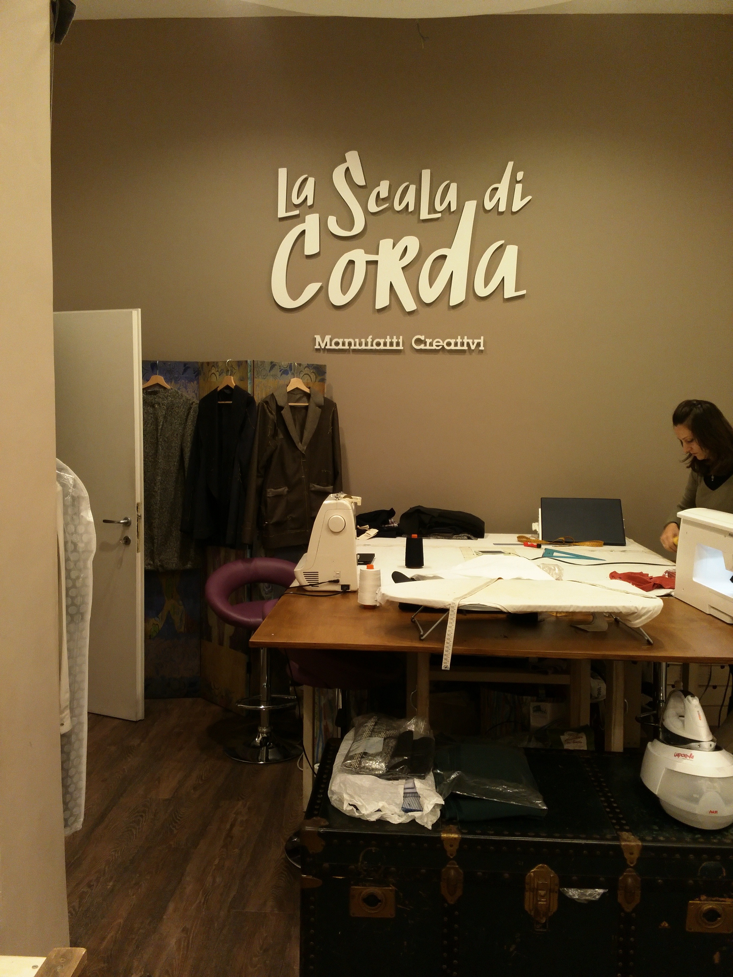 逆境中的璀璨舞台——罗马女性手工制品工作室-6