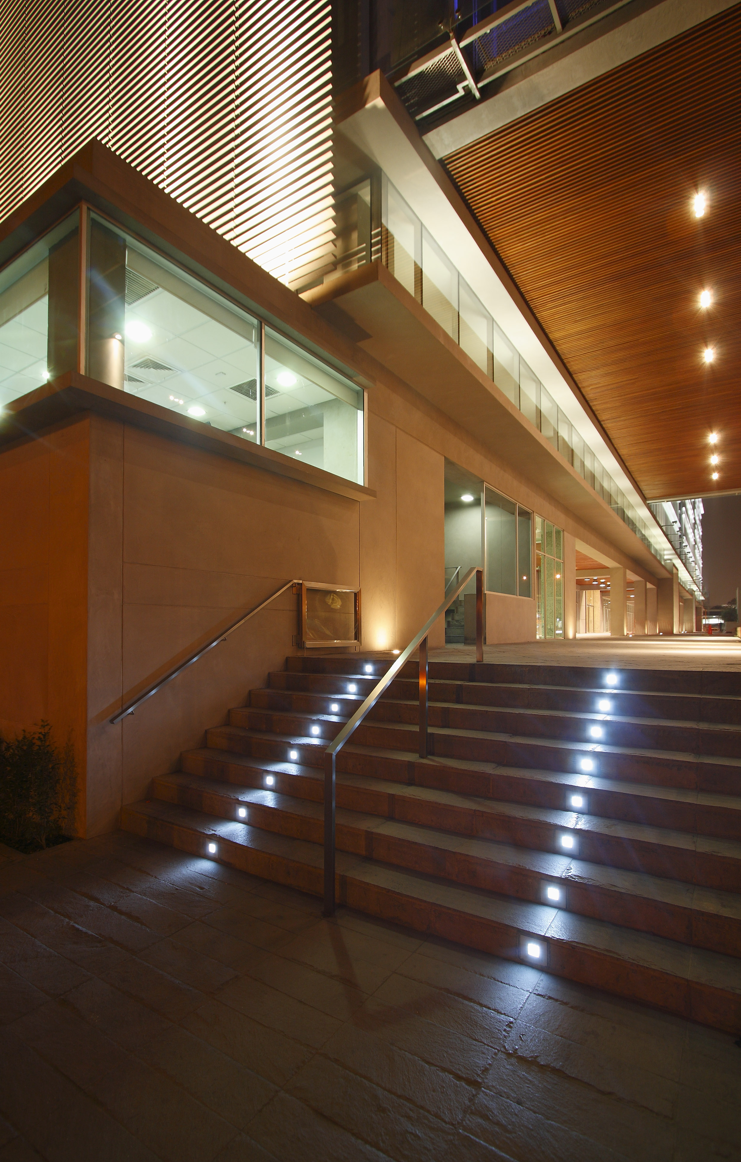 Centro Empresarial Cronos——现代办公建筑的绿色与功能融合-9