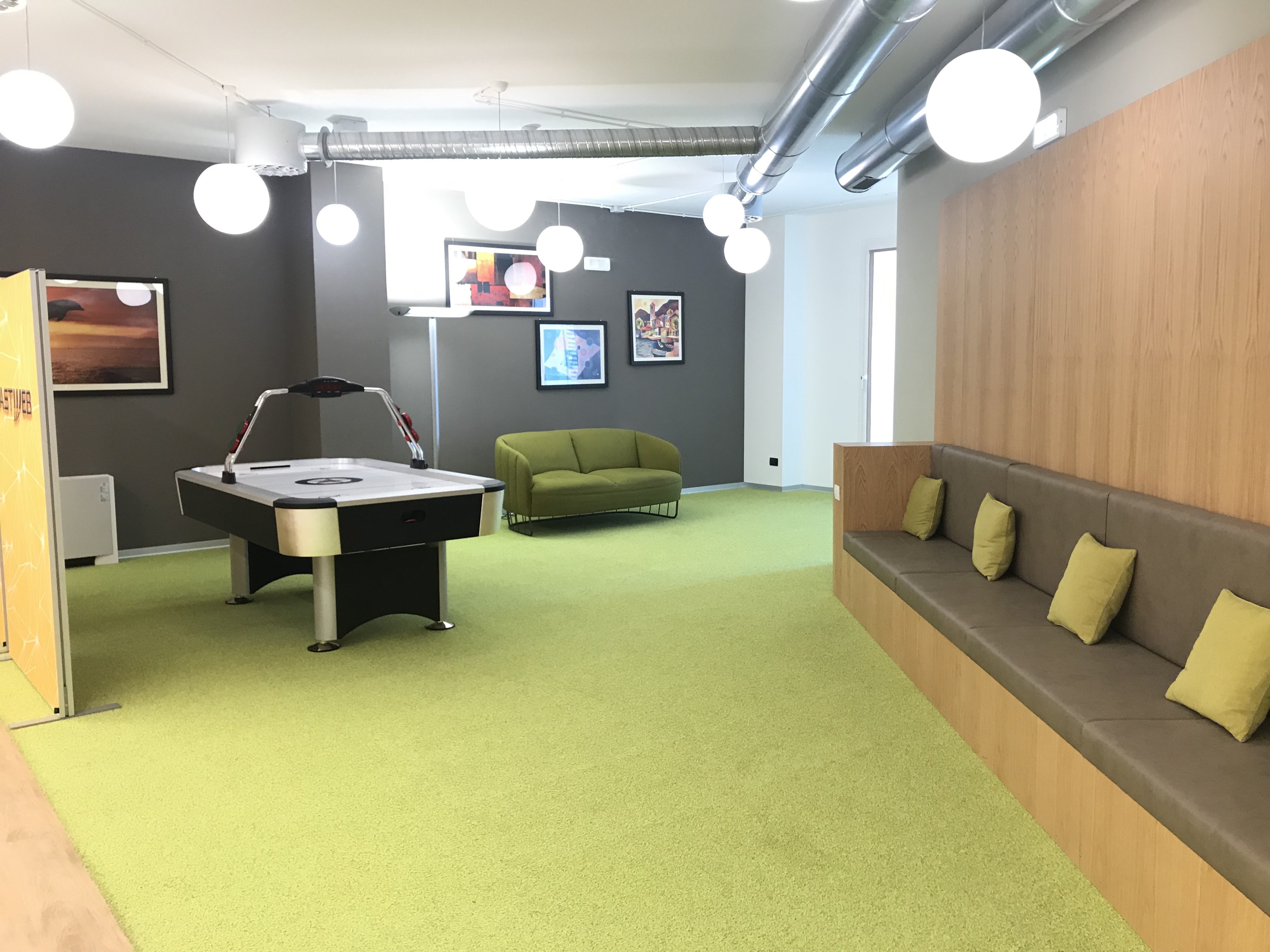 电信公司总部打造高效休闲办公空间-9