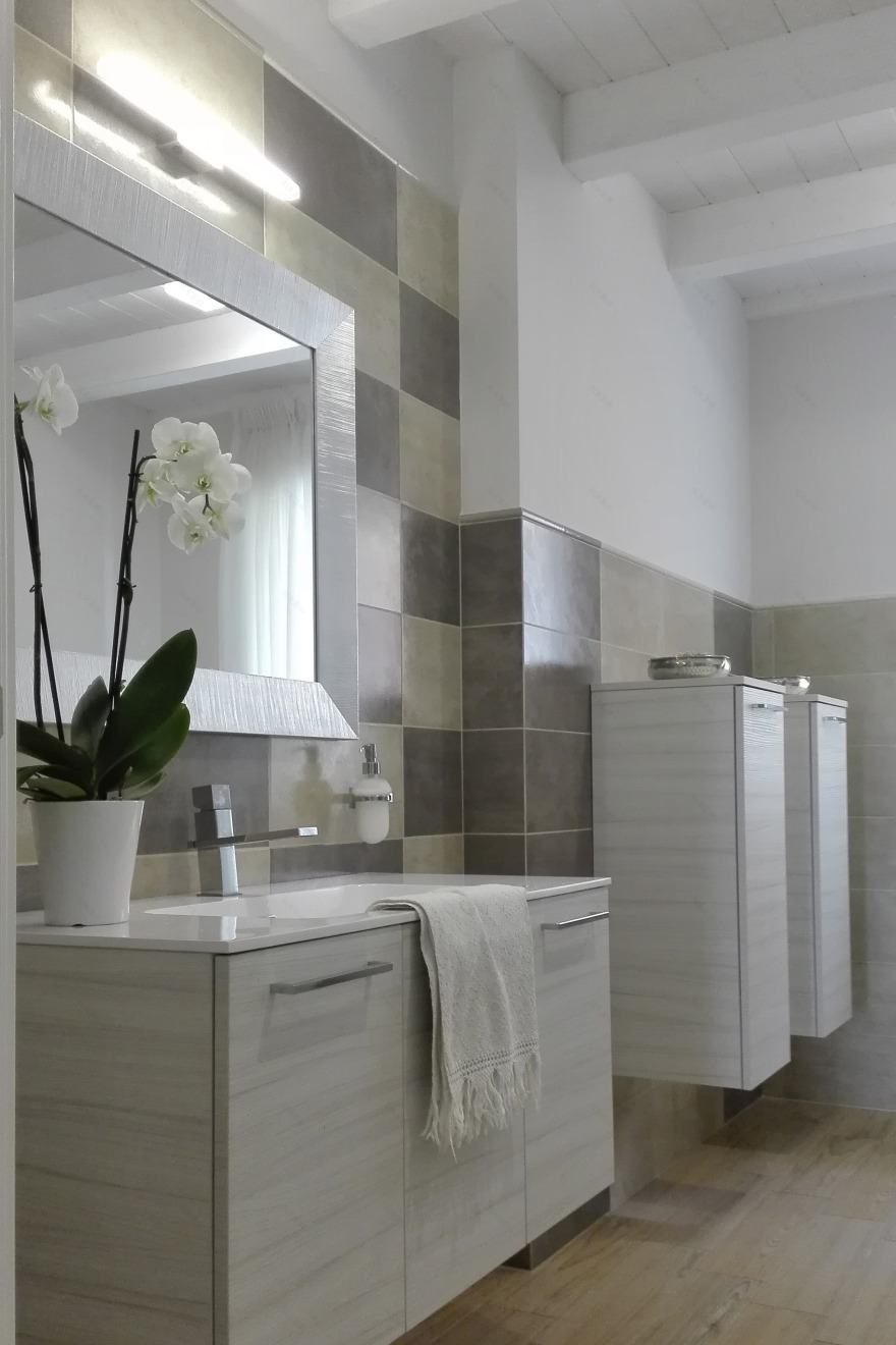 绿色山丘中的家庭住宅 T-36