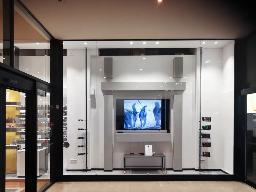 Ottica Piubello 购物中心的工业风设计-31