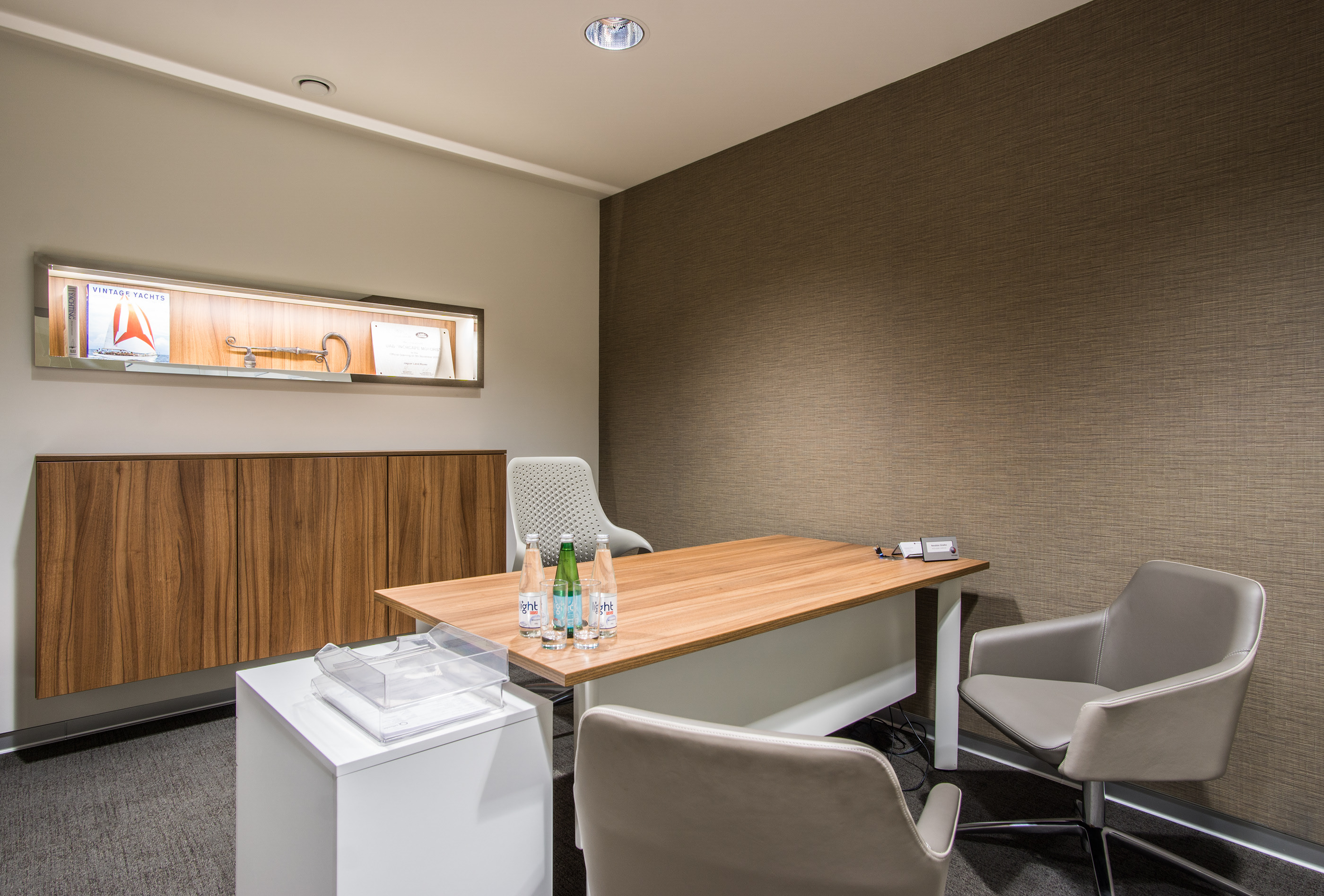 INCHCAPE - Jaguar/Landrover Showroom interior-17