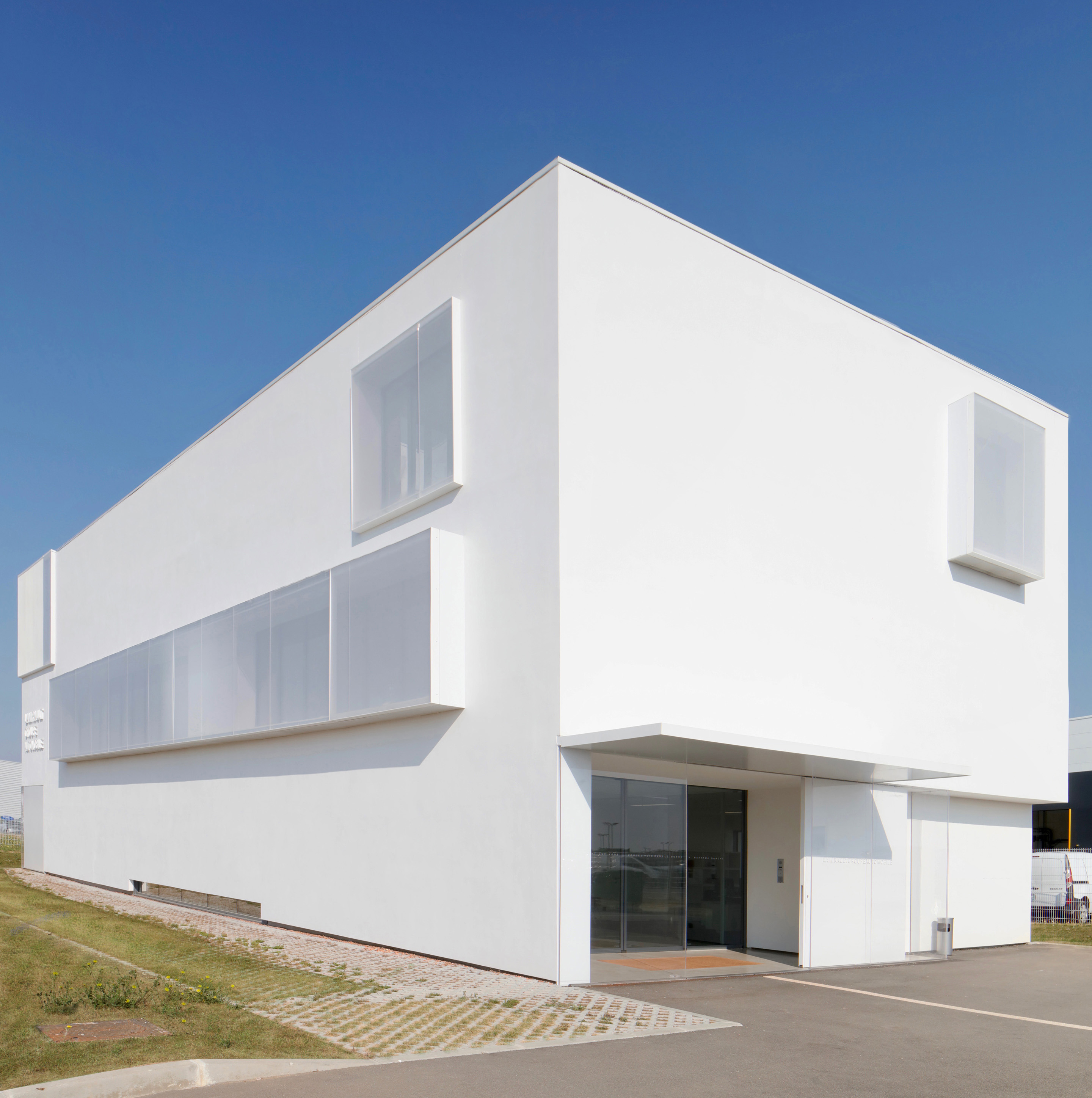 汽车零售集团总部大楼-1