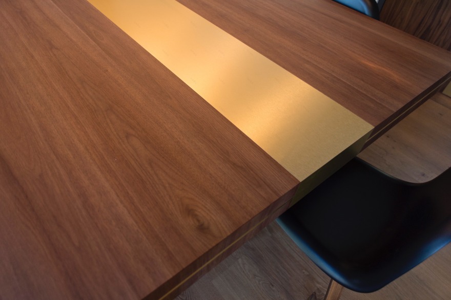 定制木质与黄铜家具打造温暖工业风办公空间-21