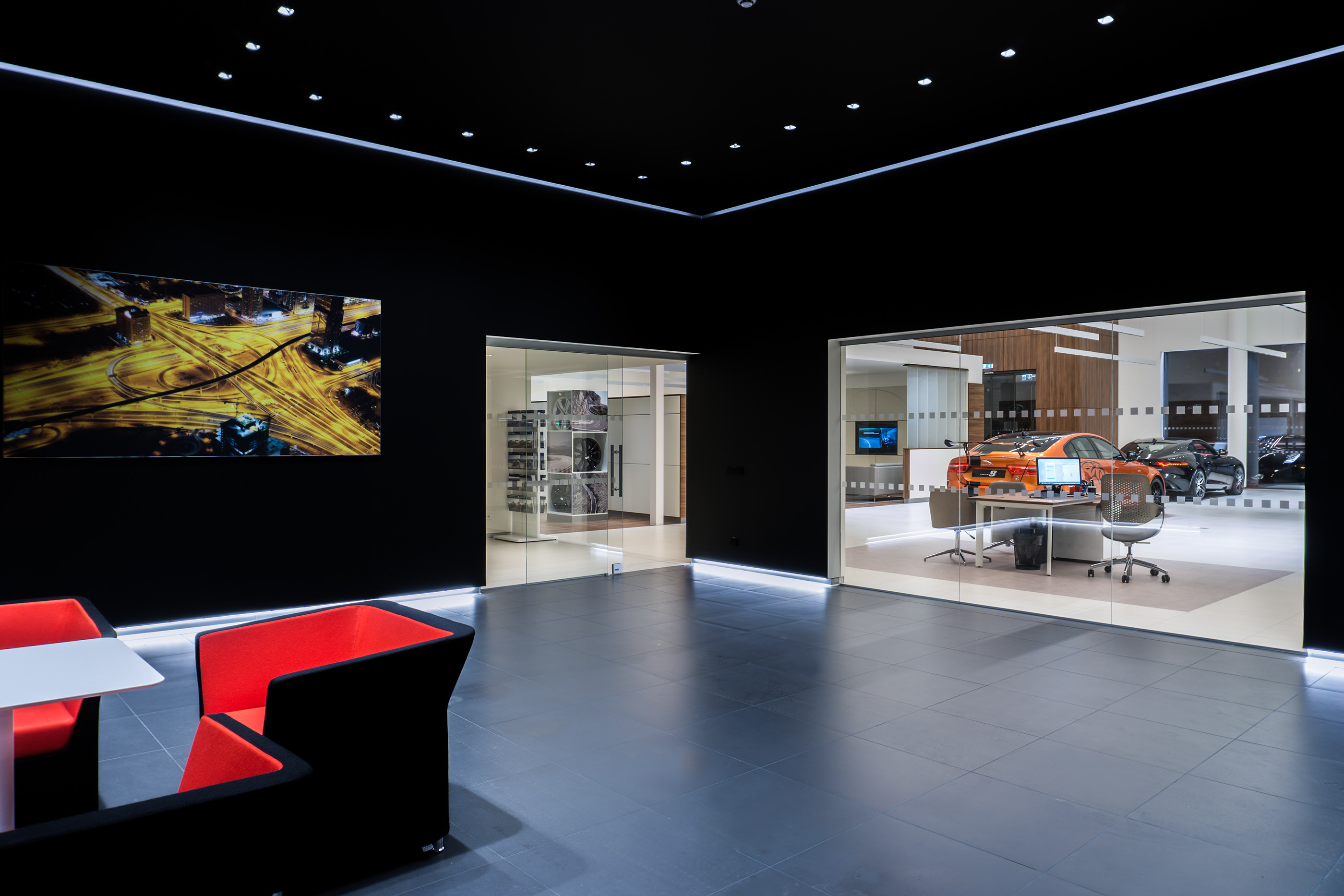 INCHCAPE - Jaguar/Landrover Showroom interior-12