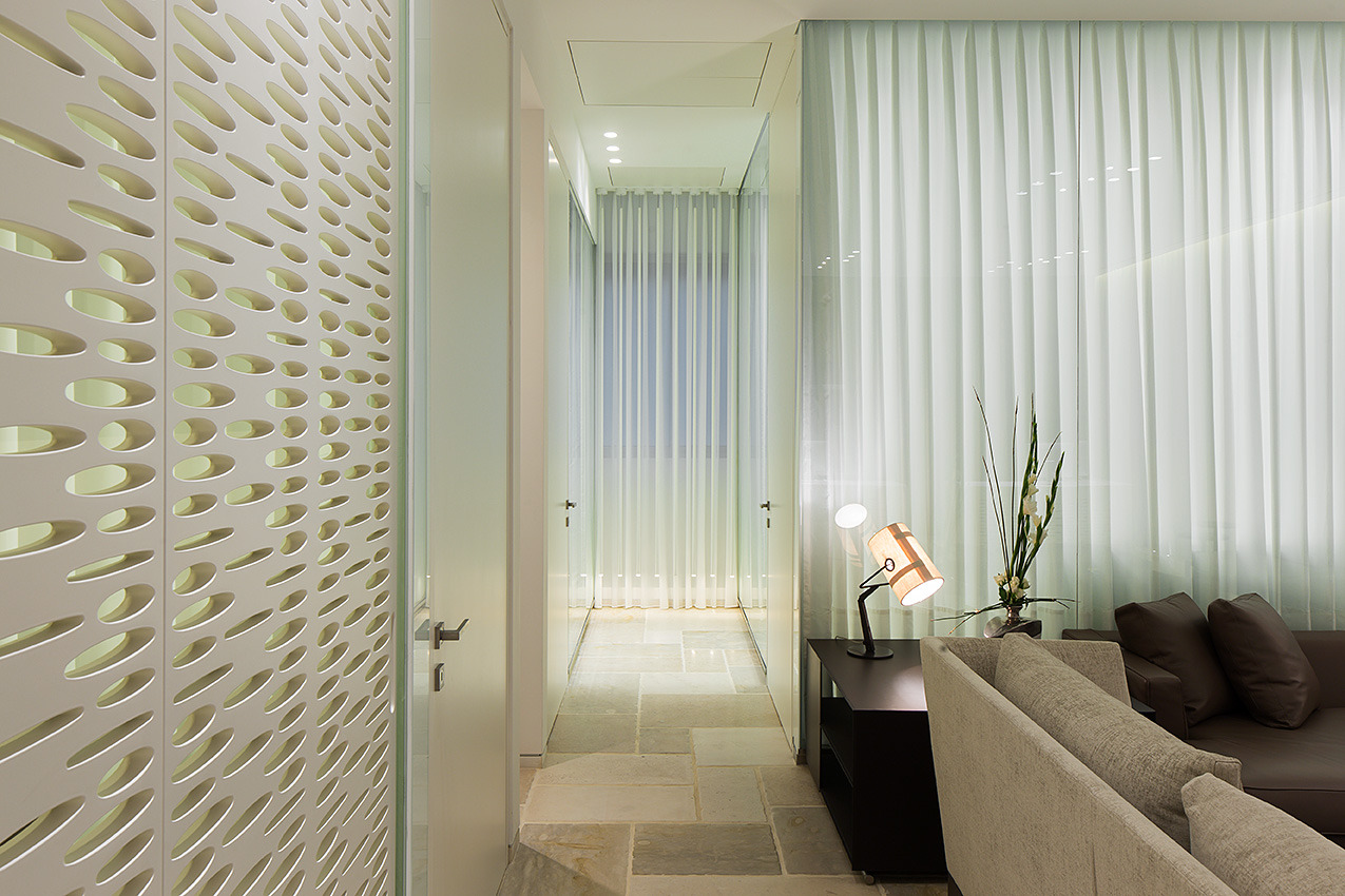 双层玻璃墙的整形诊所-22