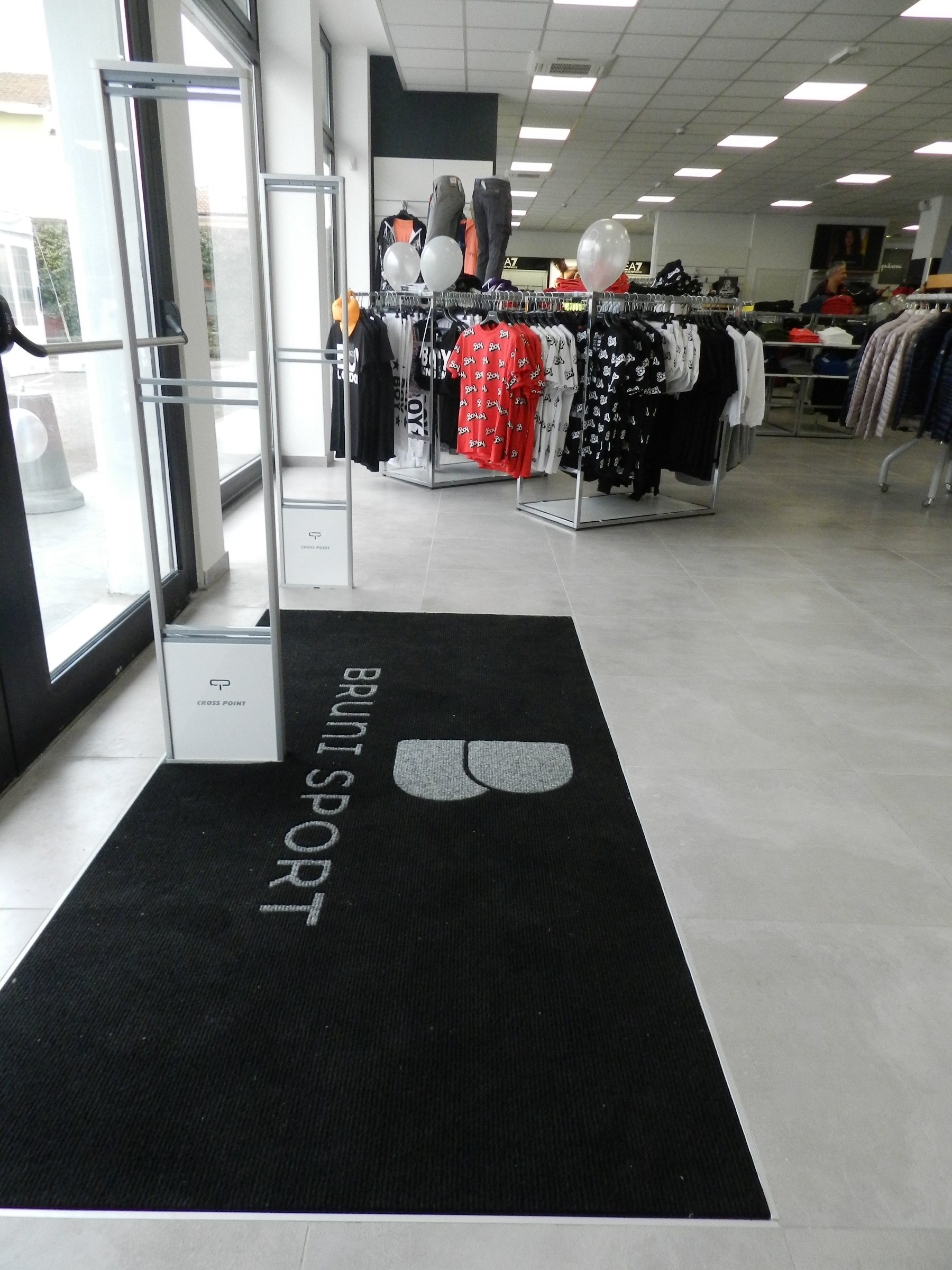 运动服饰专卖店设计-4