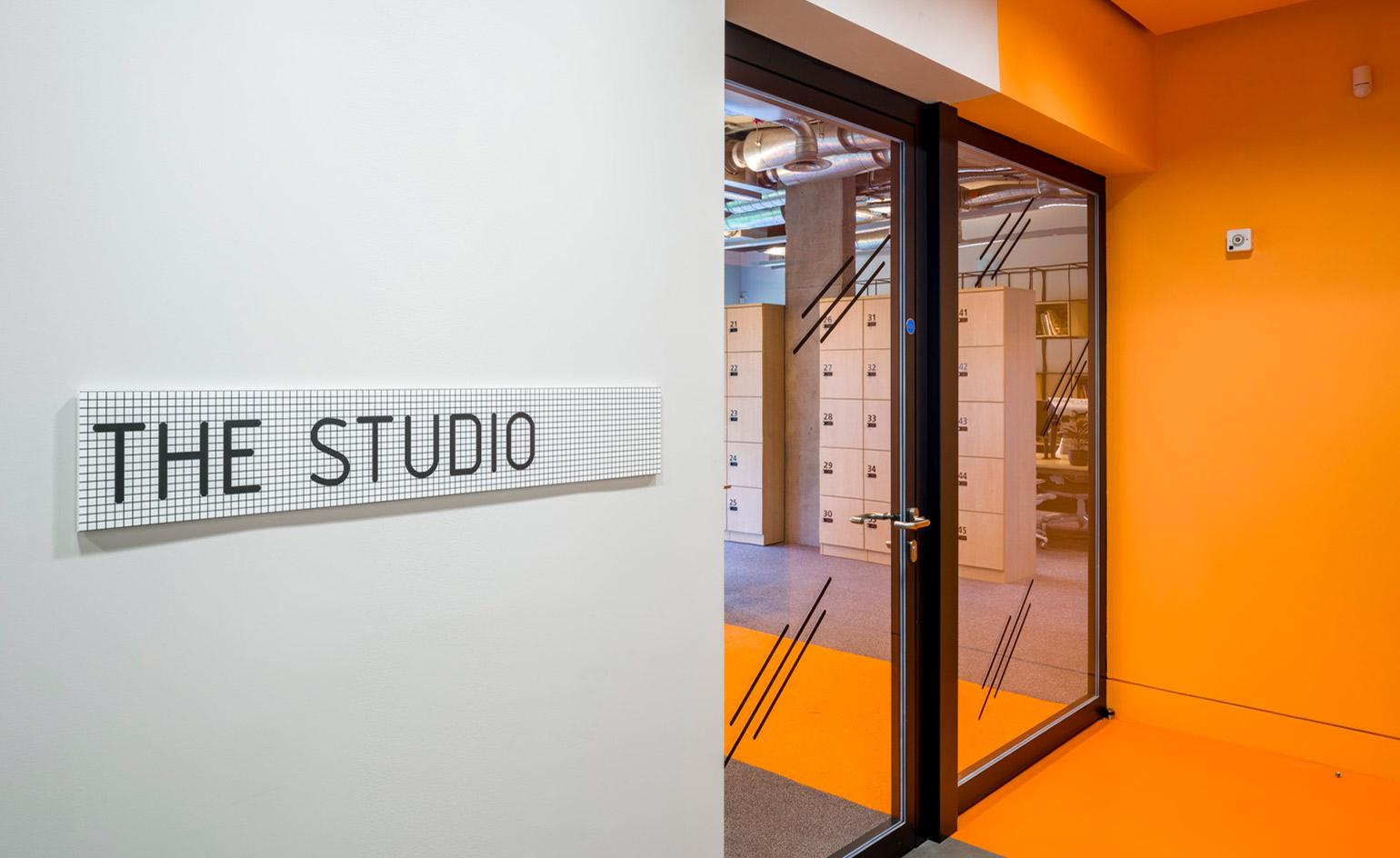 伦敦斯蒂芬·劳伦斯中心打造多彩合作空间-15