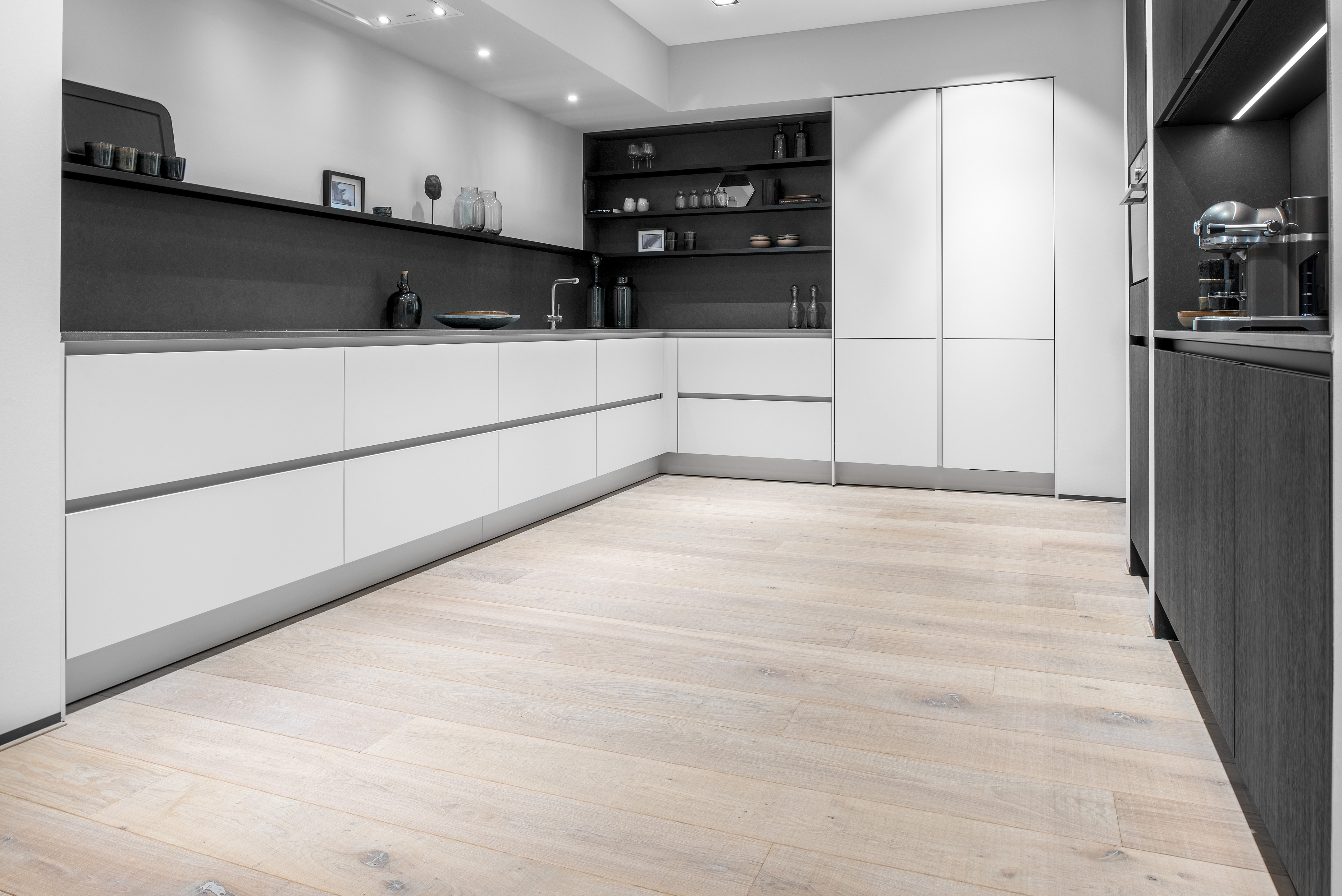 荷兰厨房展示厅的白色细锯橡木地板设计-3