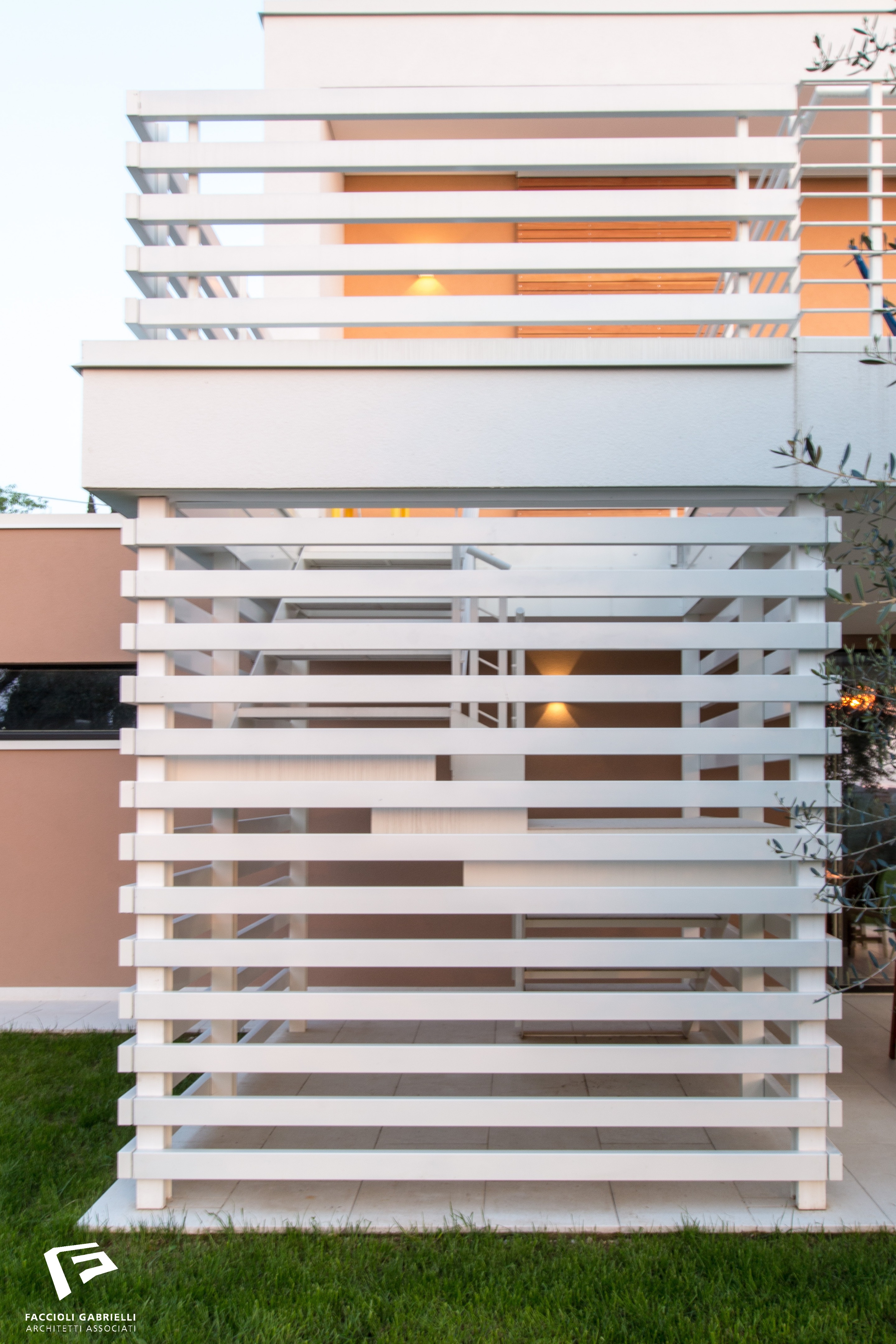 意式湖畔别墅-8