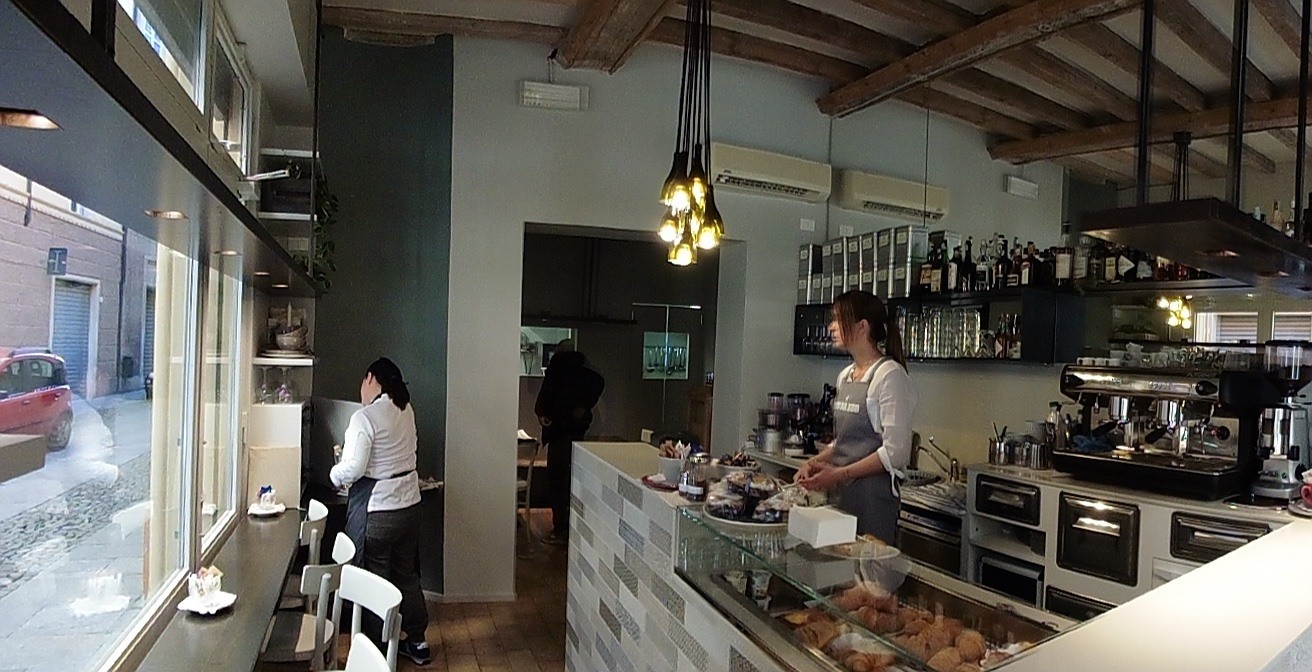 摩德纳历史建筑中的现代餐饮空间-0