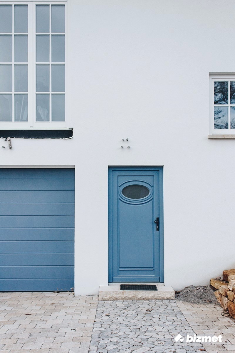 2016 年完工的木质门窗、车库门与砂岩窗台单户住宅-1