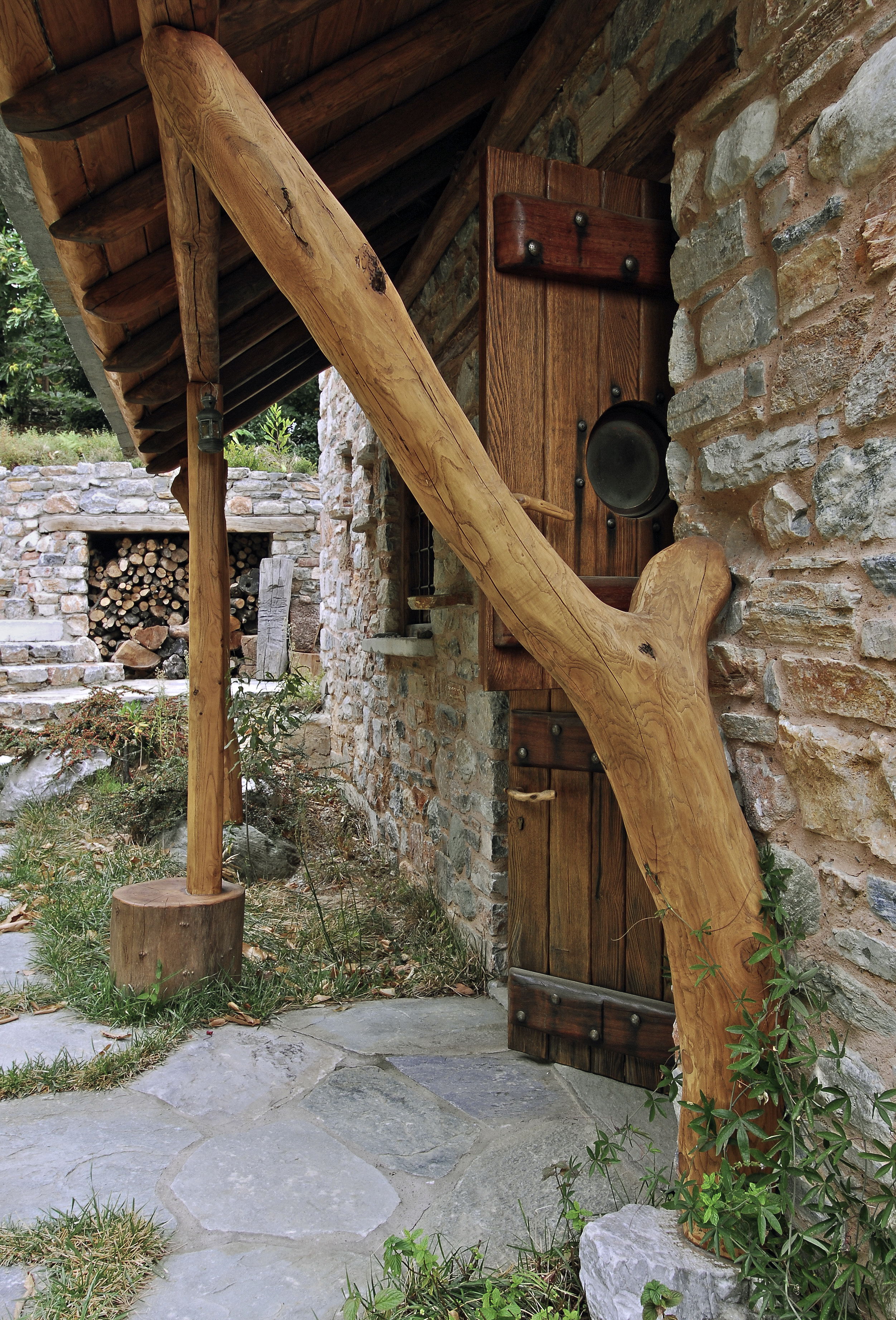 Pelion 山间混凝土石屋，融入自然的简约生活-17