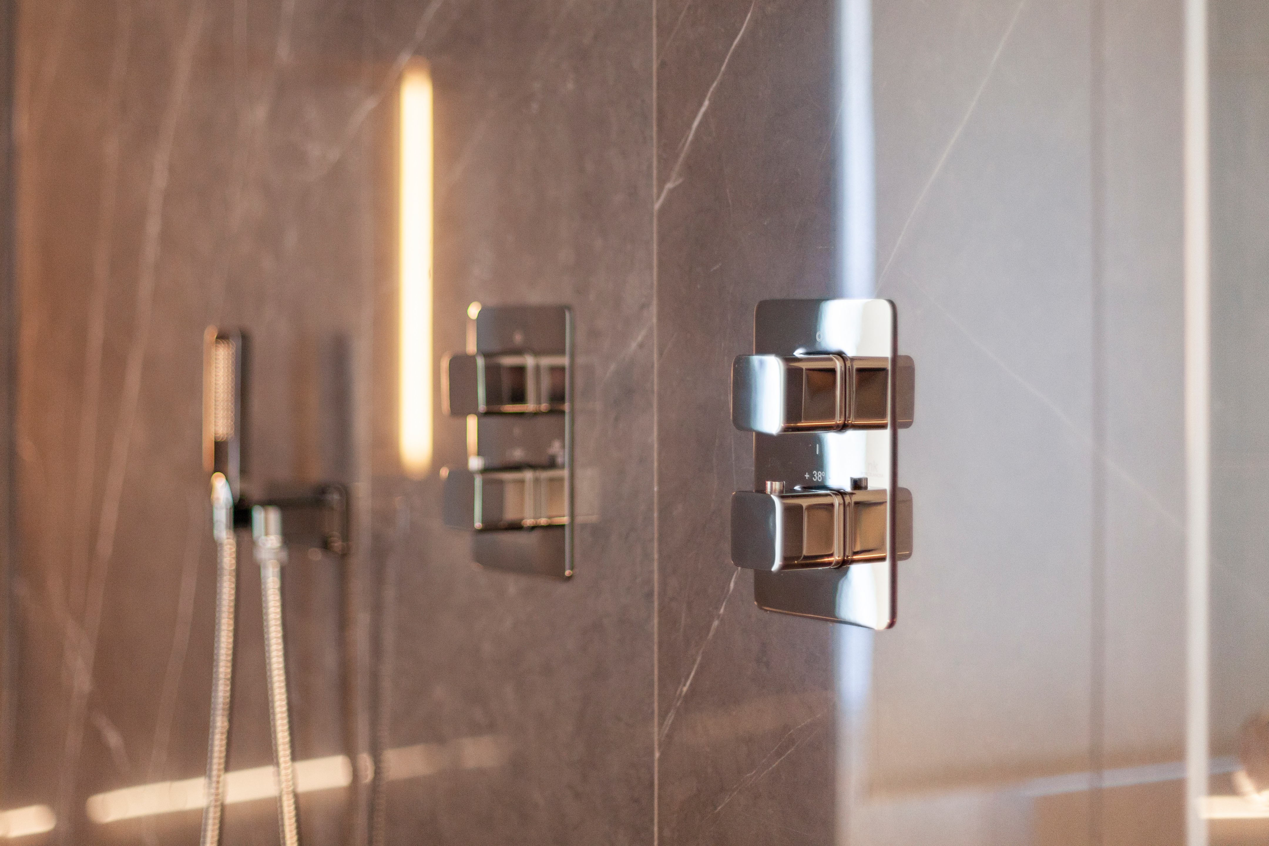 极简风格顶层公寓，温暖木质地板与经典黑白浴室设计-29