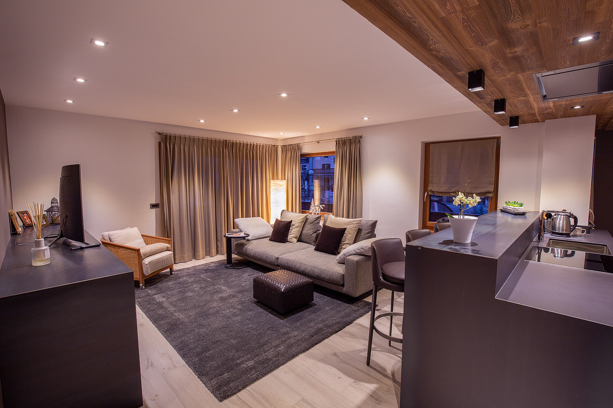 温暖木质与现代铁艺的优雅融合-1