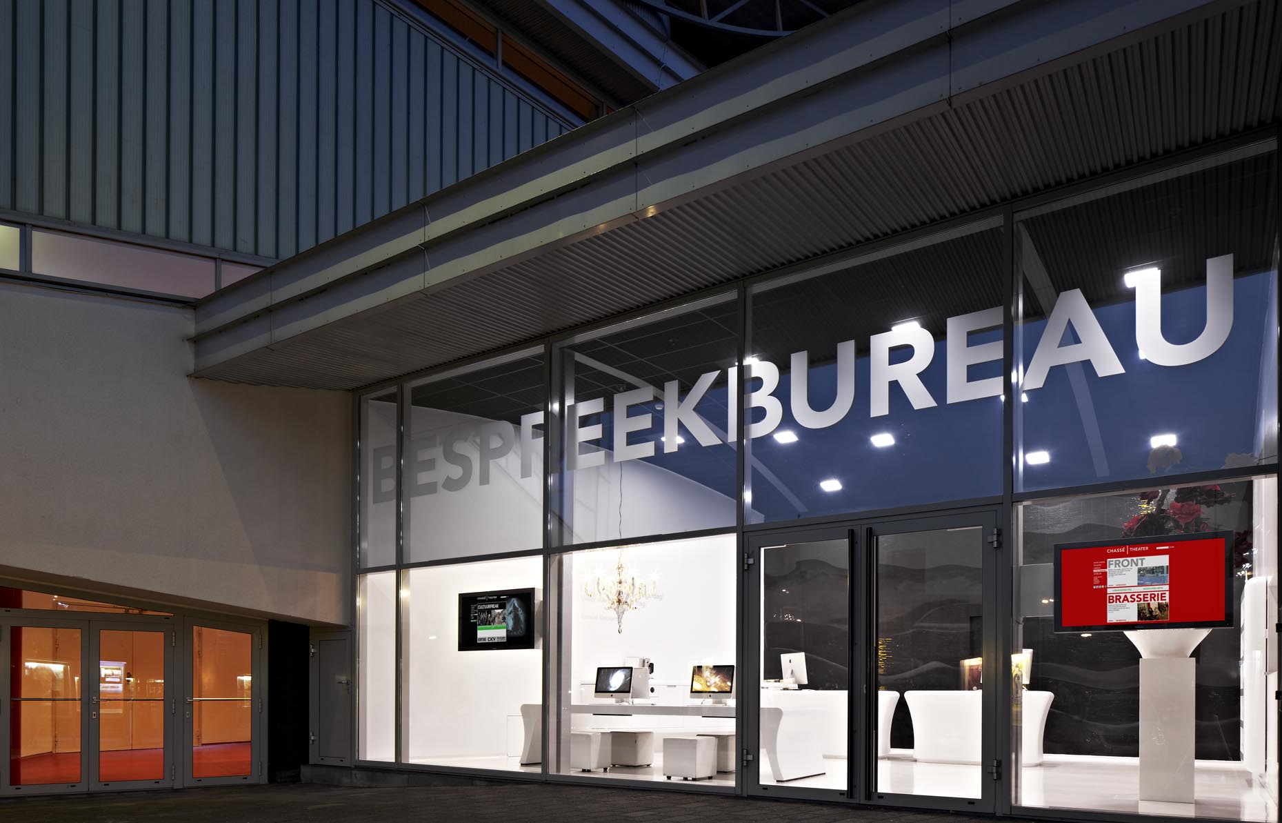 剧院空间新定义 | 融入城市生活,打造多功能文化场所-33