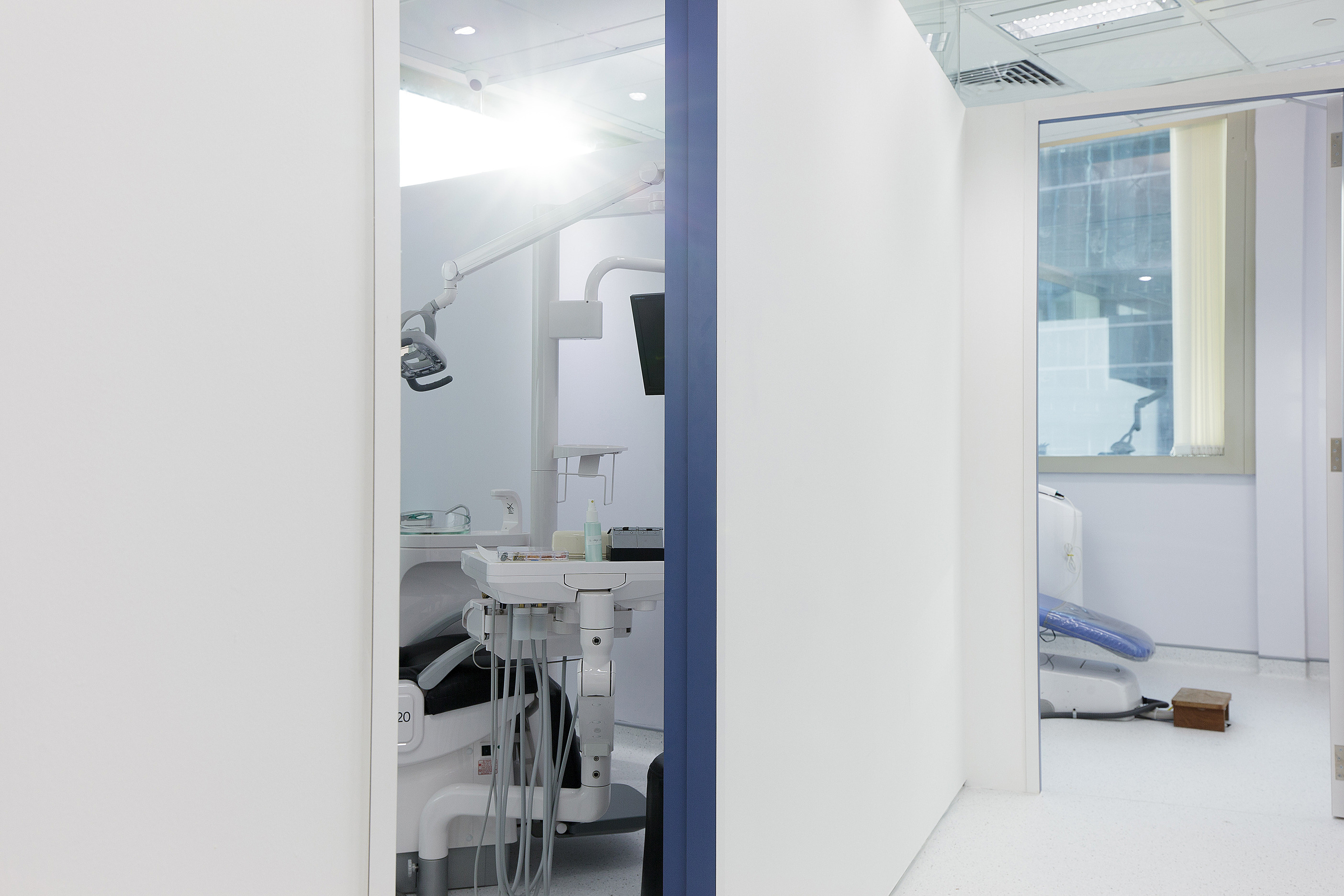 共享空间,自然光与高效操作的口腔诊所设计-2