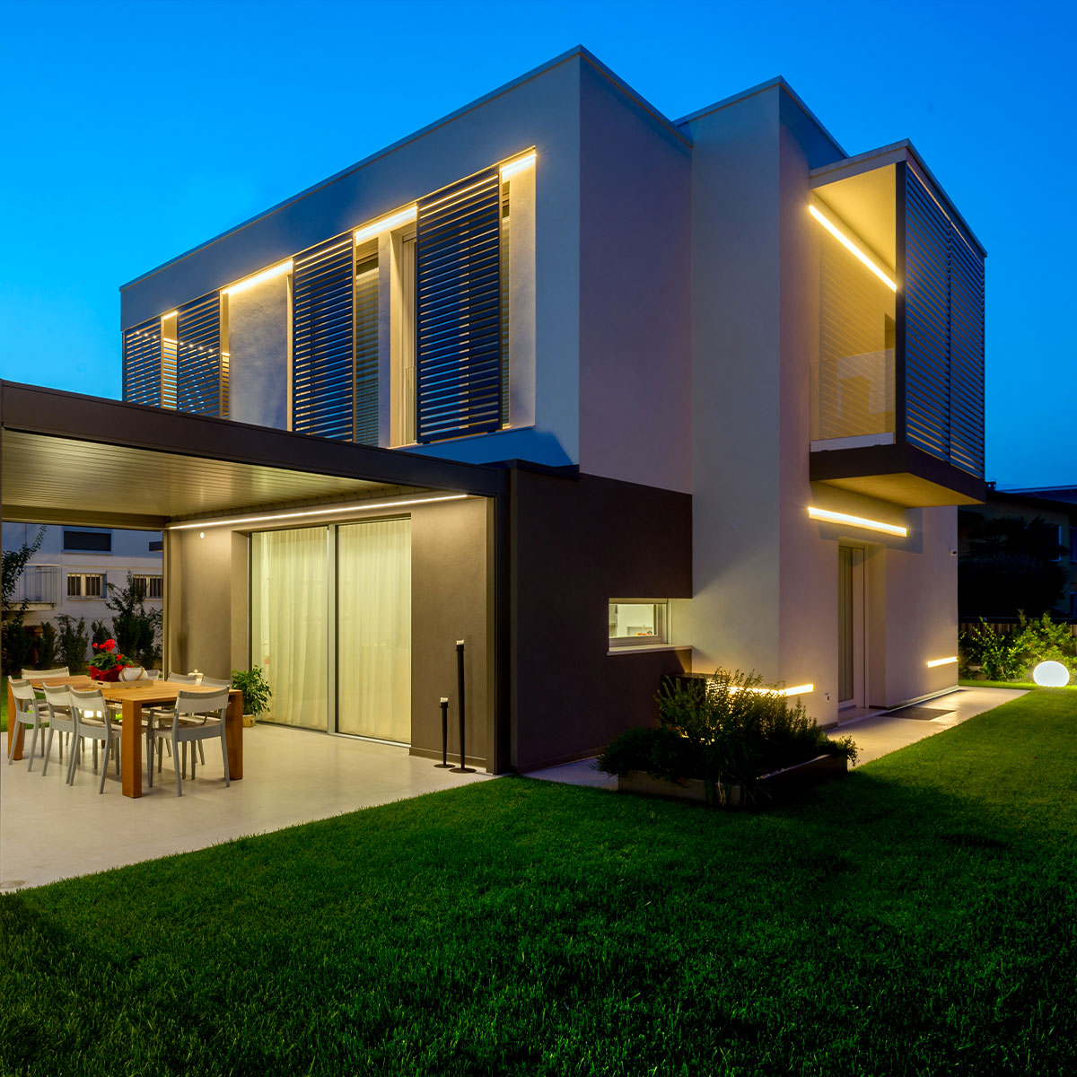 现代私人别墅设计，绿色环保与优雅照明完美融合-0