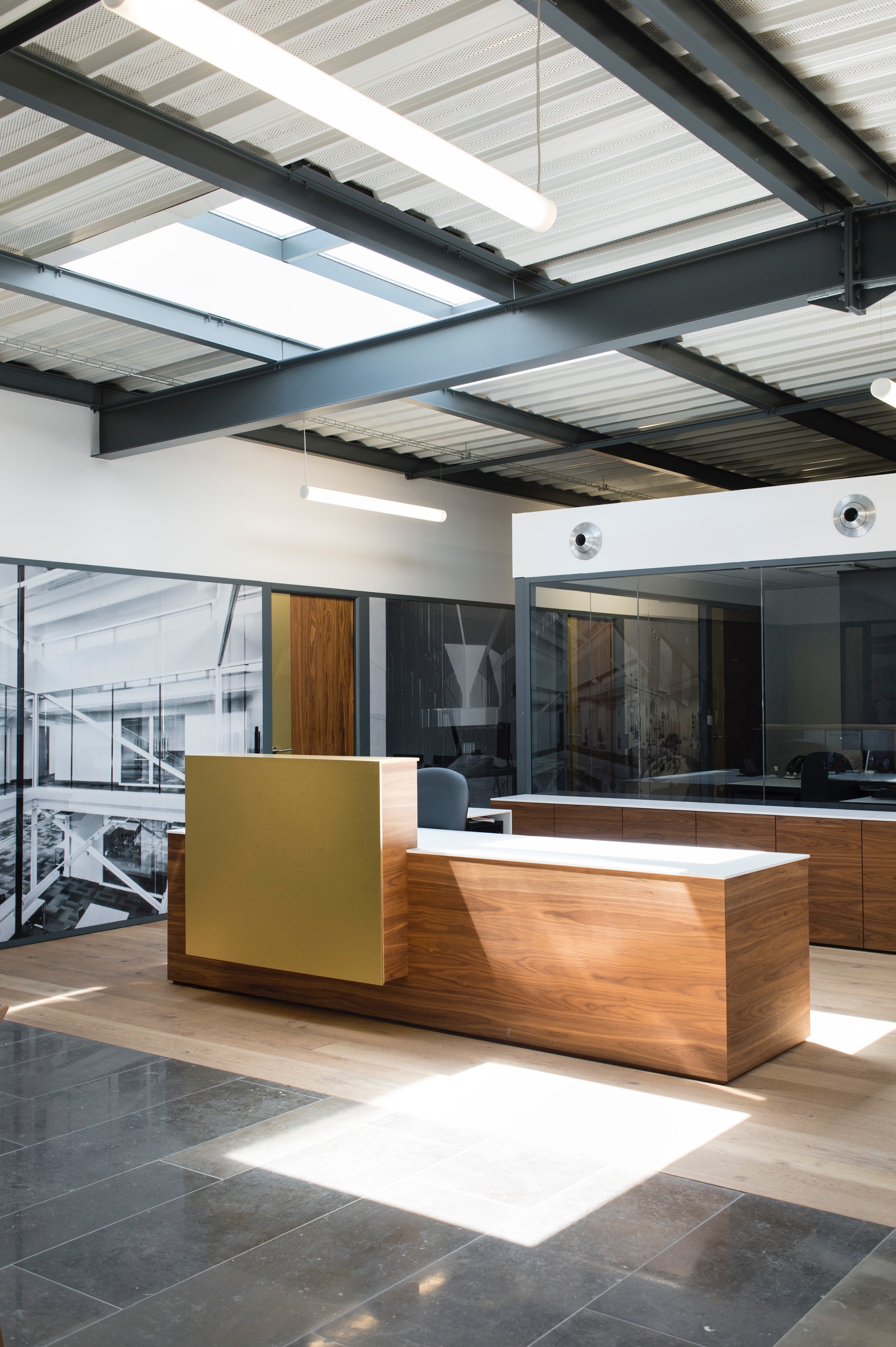 定制木质与黄铜家具打造温暖工业风办公空间-2