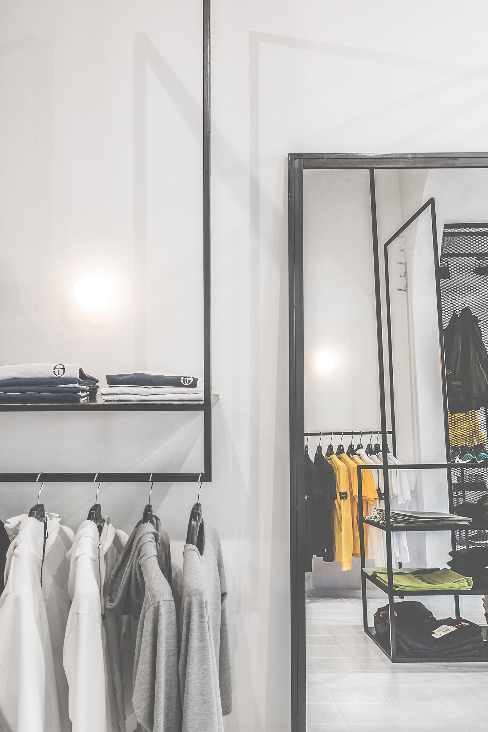 黑白线条勾勒出的独特购物体验-7