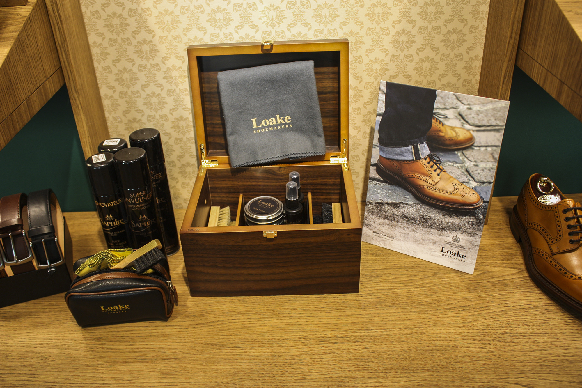 2015 年 Loake Shoemakers 定制店铺设计-19