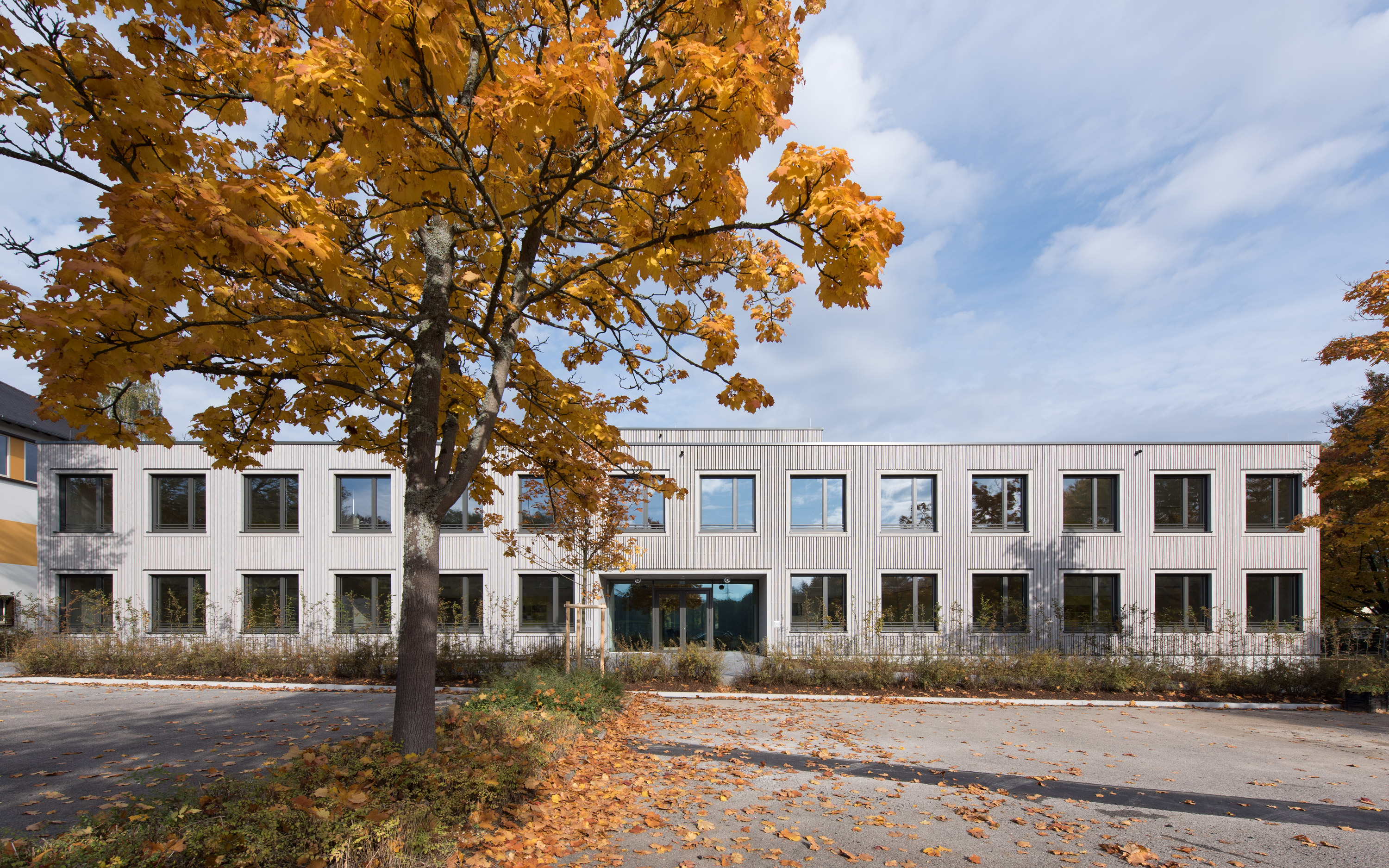 瓦伊辛恩 Pestalozzischule 校园设计 | 临时建筑的绿色革新-11