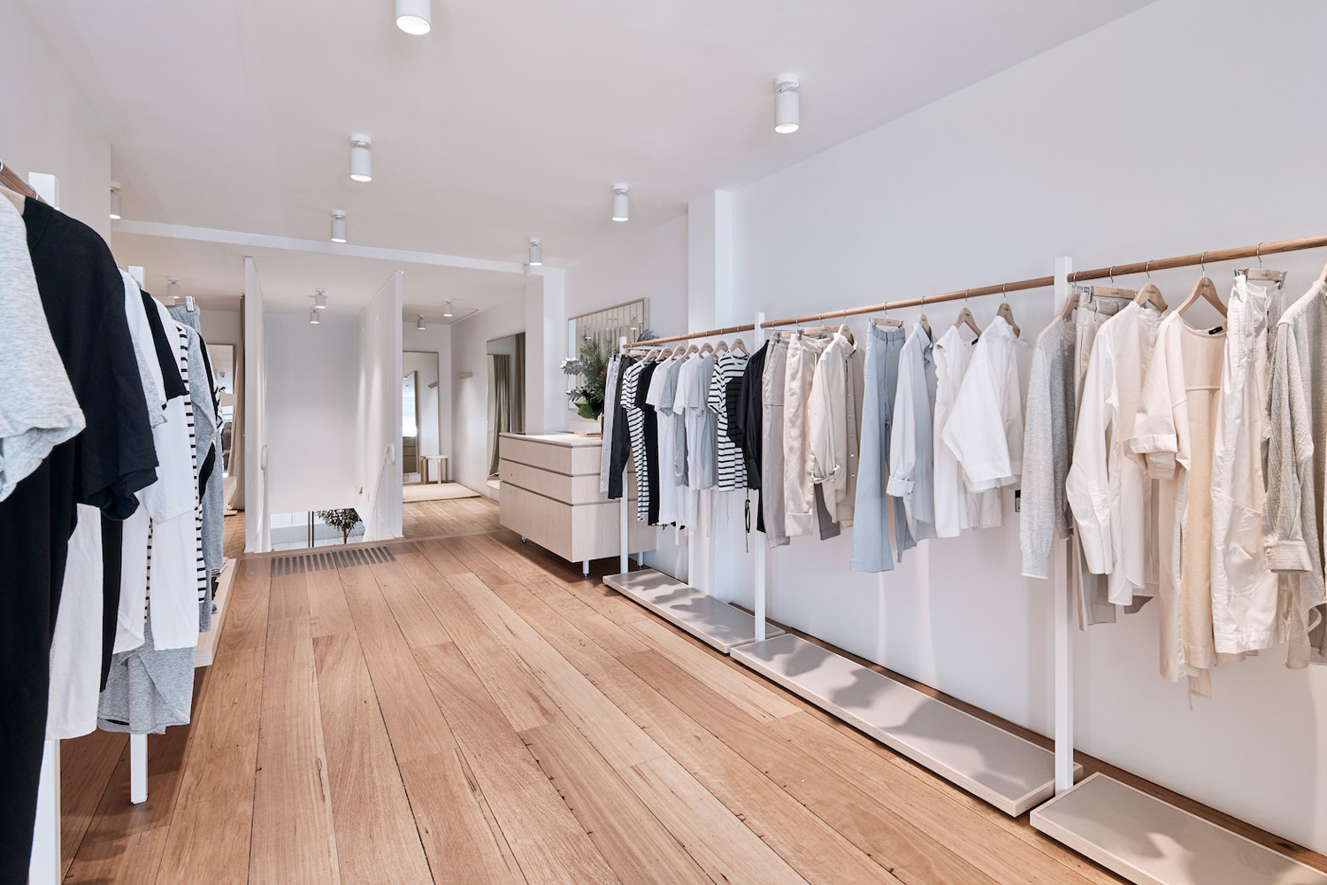 澳大利亚 Bassike 帕丁顿旗舰店转型,极简风格融入混凝土庭院-31