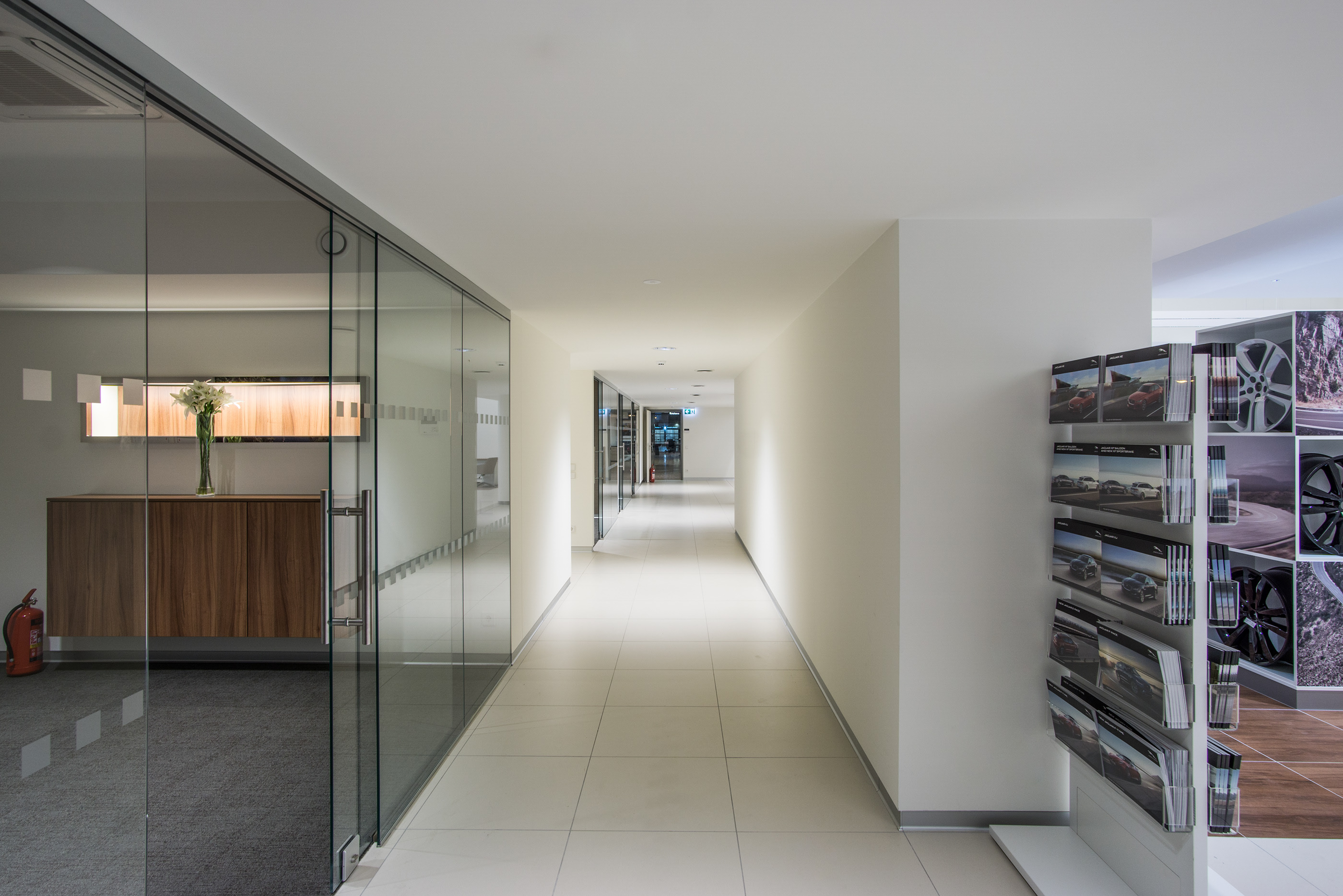 INCHCAPE - Jaguar/Landrover Showroom interior-5