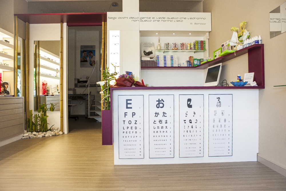 自然绿意融入的定制家具光学商店设计-0