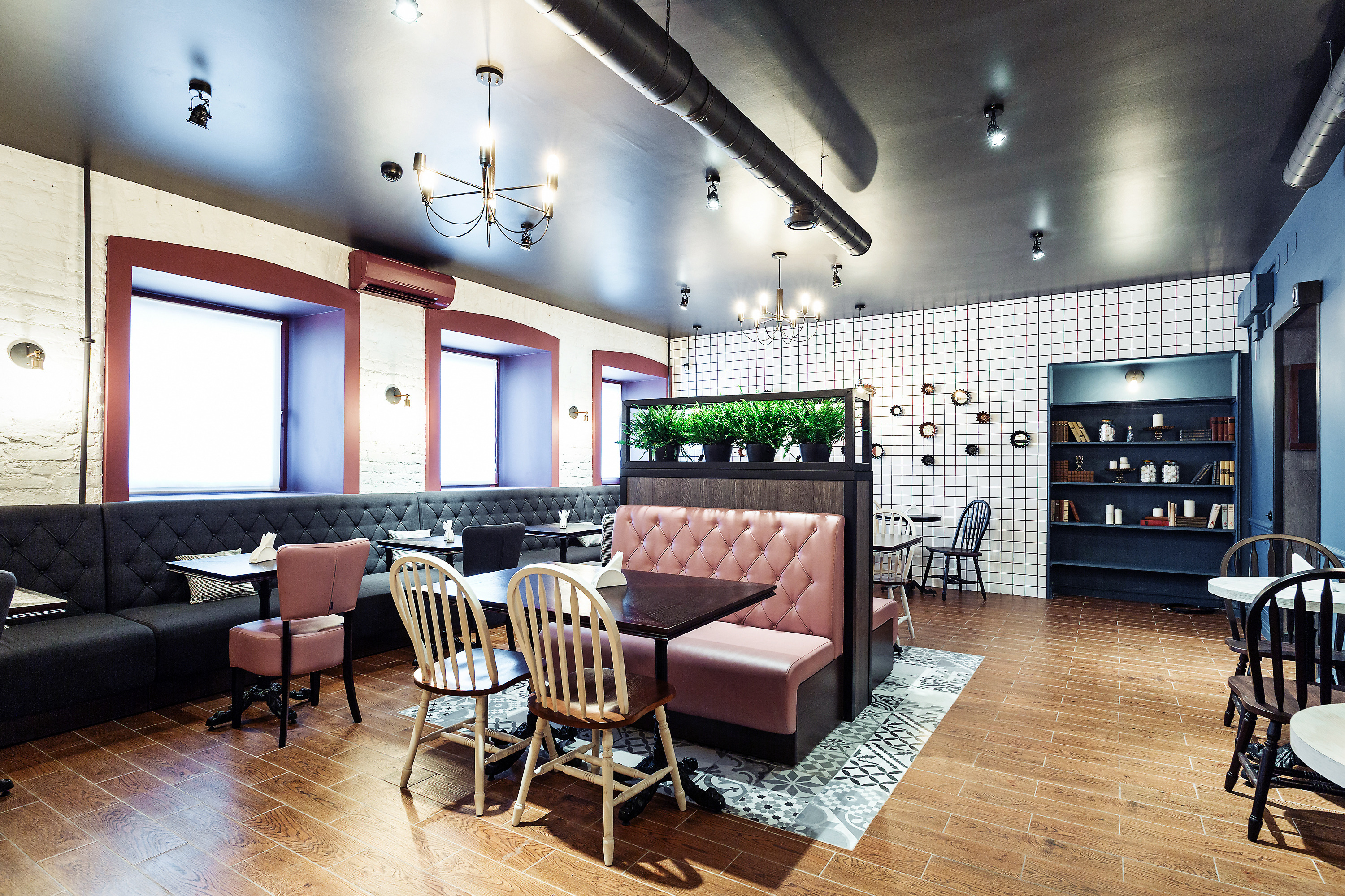 历史砖石与深色调的完美结合，打造温馨咖啡馆空间-14