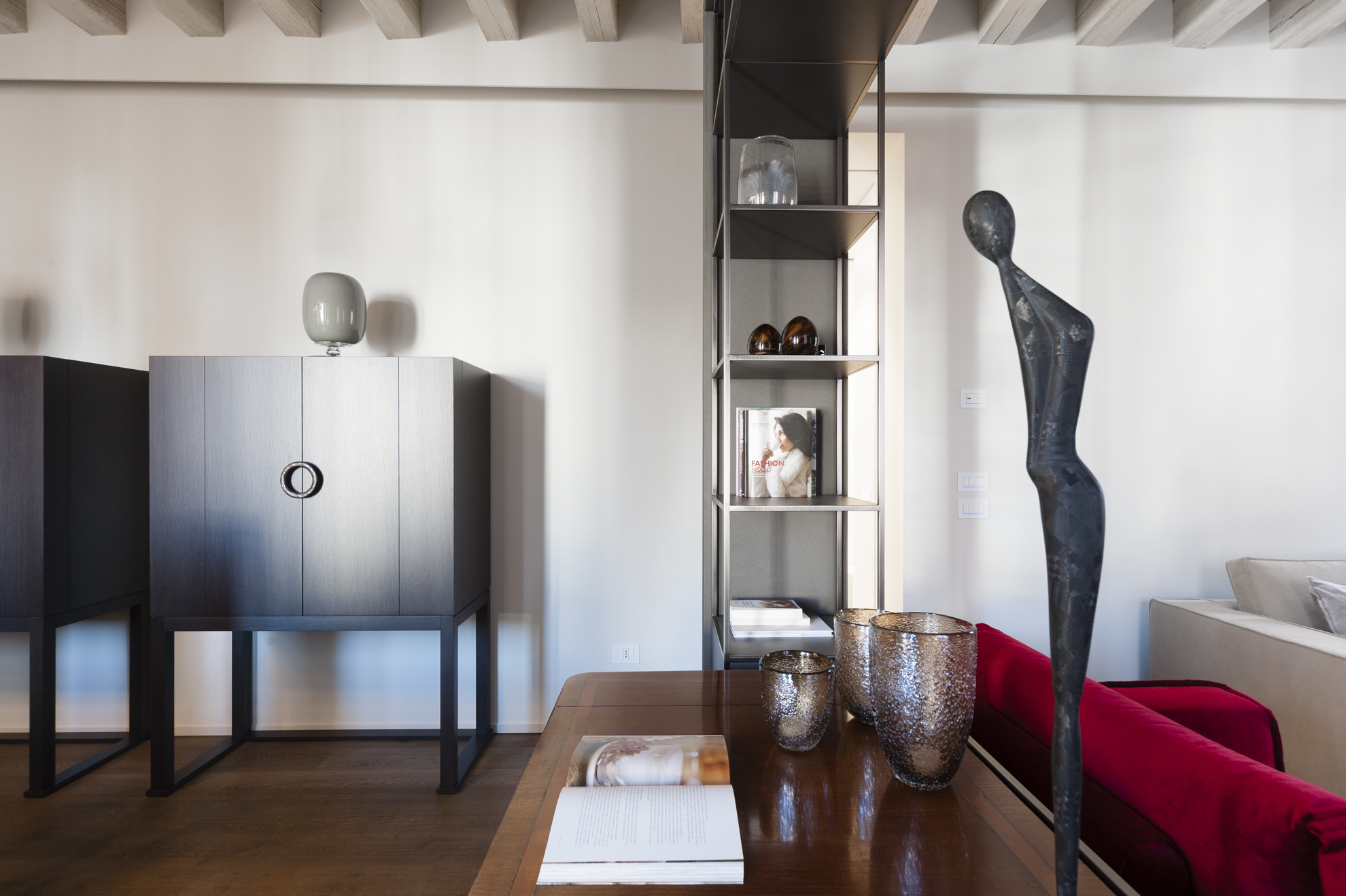 历史韵味与现代设计交融的意大利公寓-10