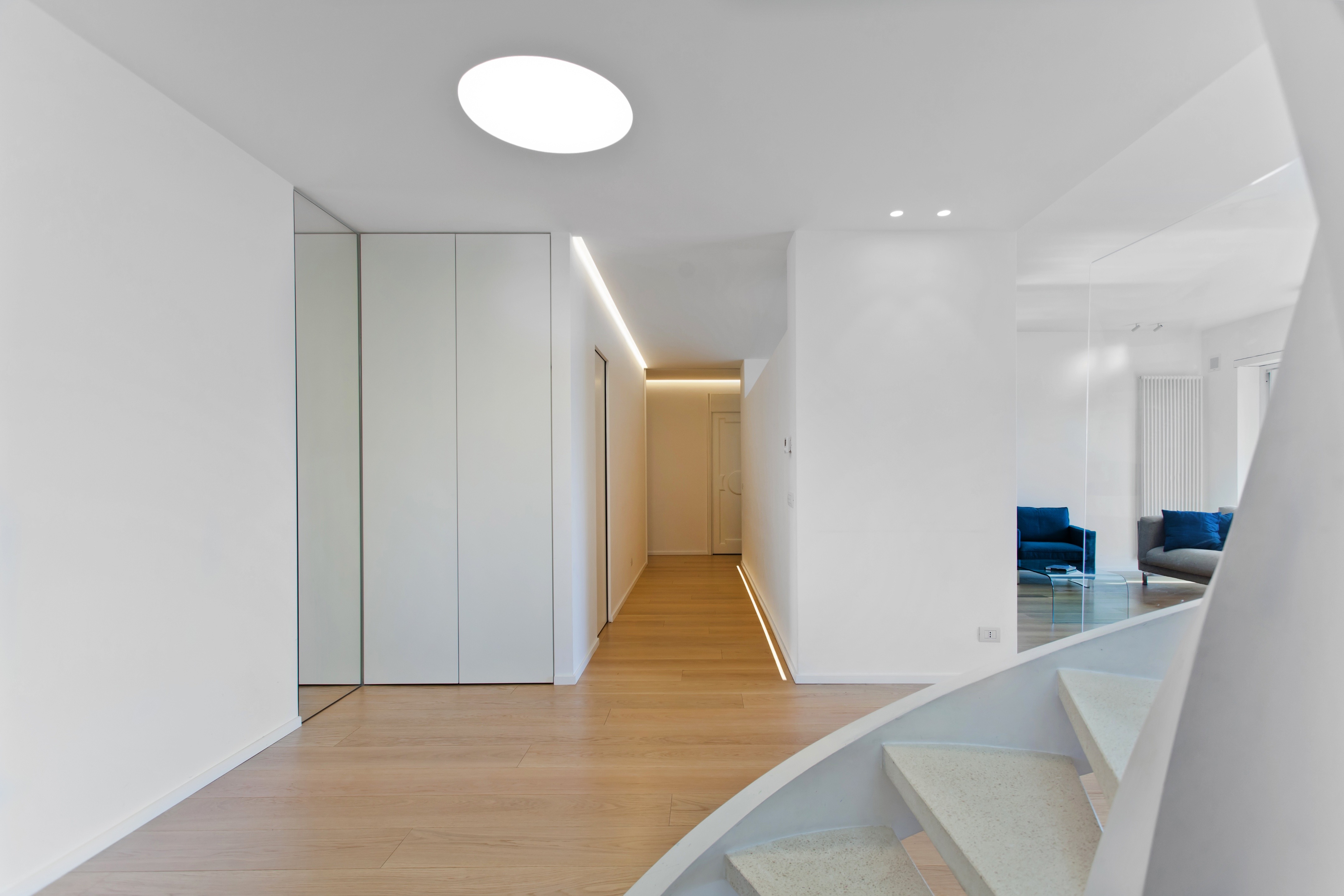 米兰公寓的精致生活 - 个性化家具与照明设计展现独特魅力-2