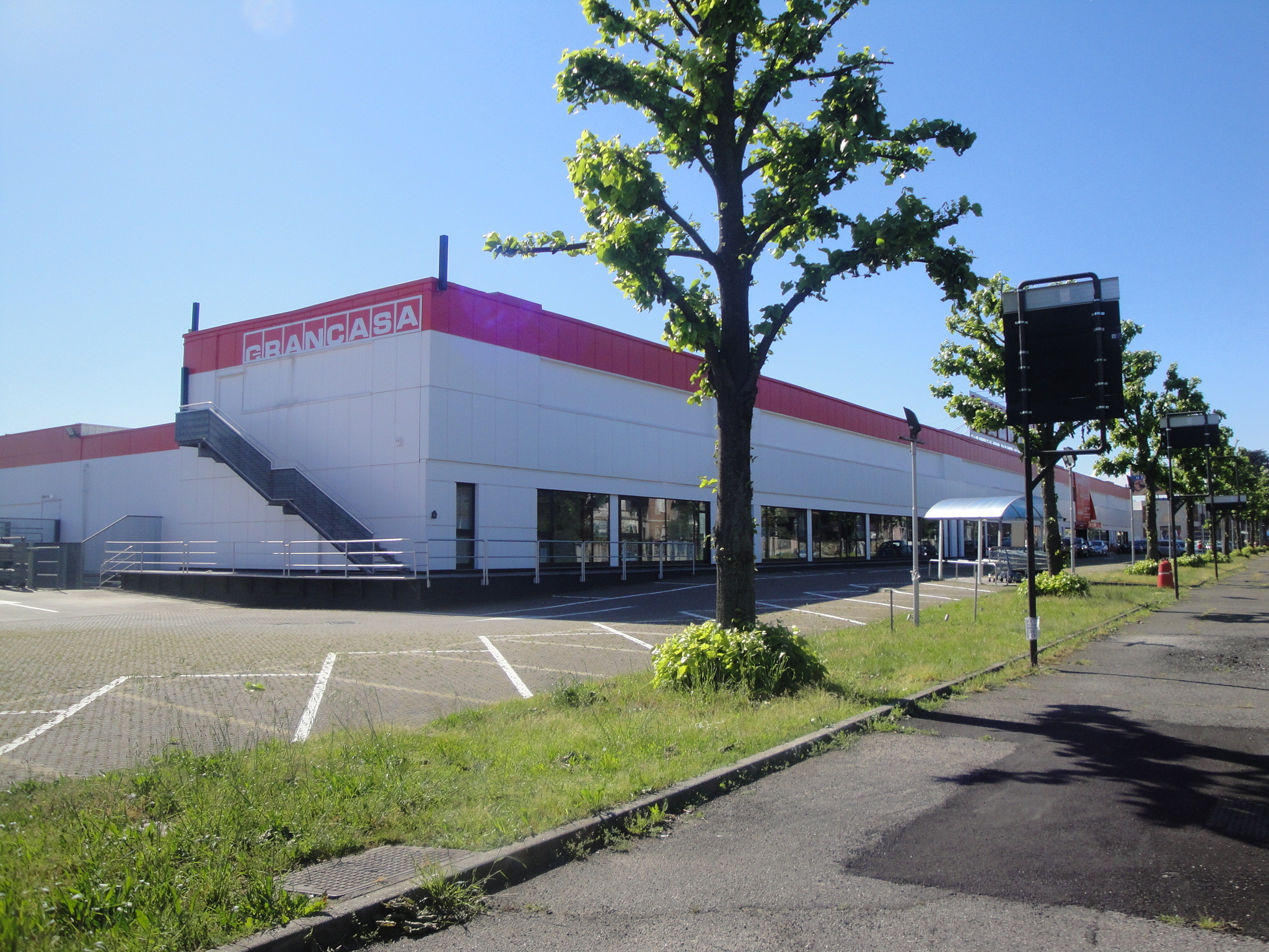 2015 年意大利 nerviano 购物中心翻新-12