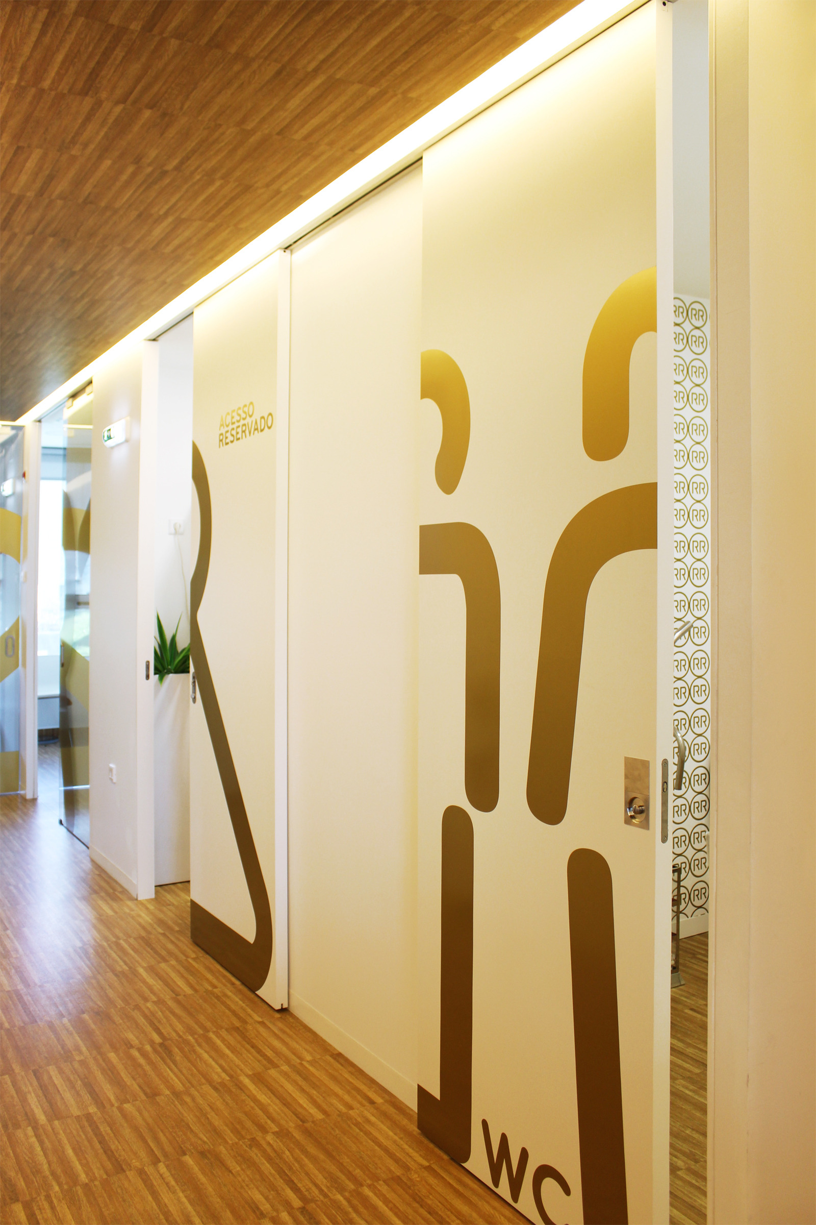 2015 年完成的口腔诊所 RR 室内设计案例-8