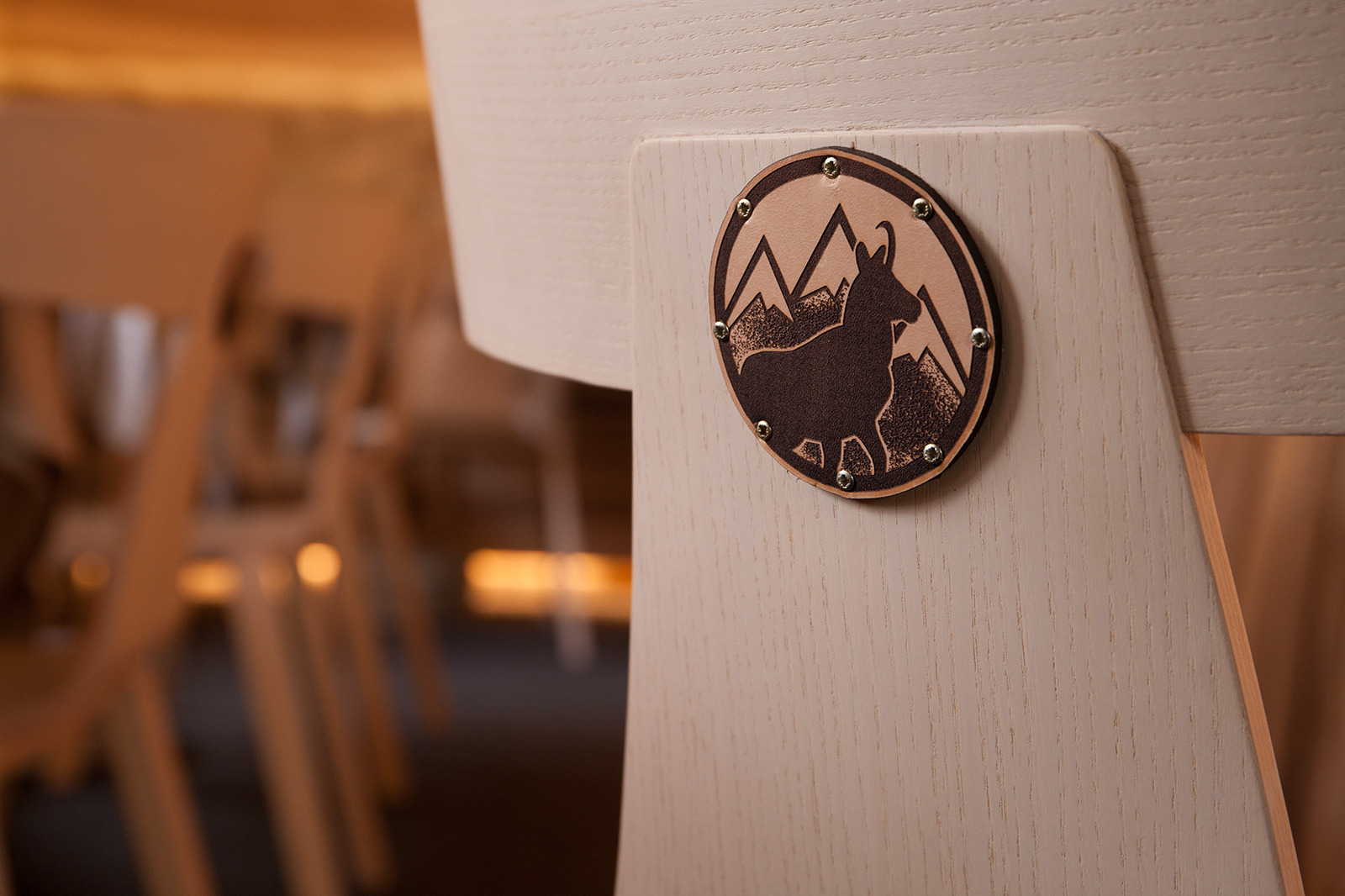 颠覆传统的山间餐厅设计-10