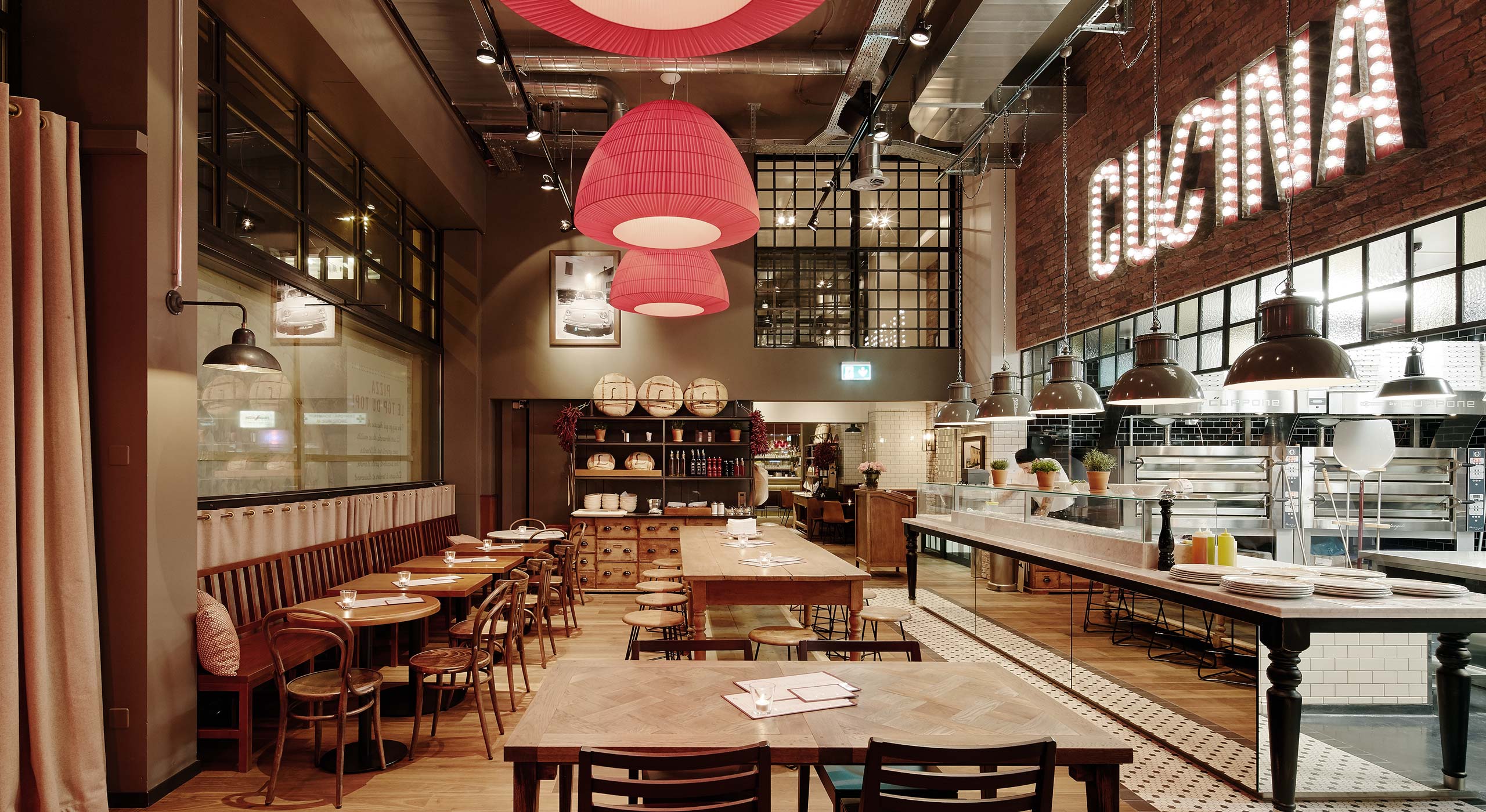 意大利美食餐厅的红色黄色彩虹设计-1